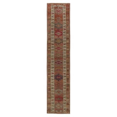 Tapis de couloir turc vintage à motif tribal beige-marron et rouge rouille de Rug & Kilim