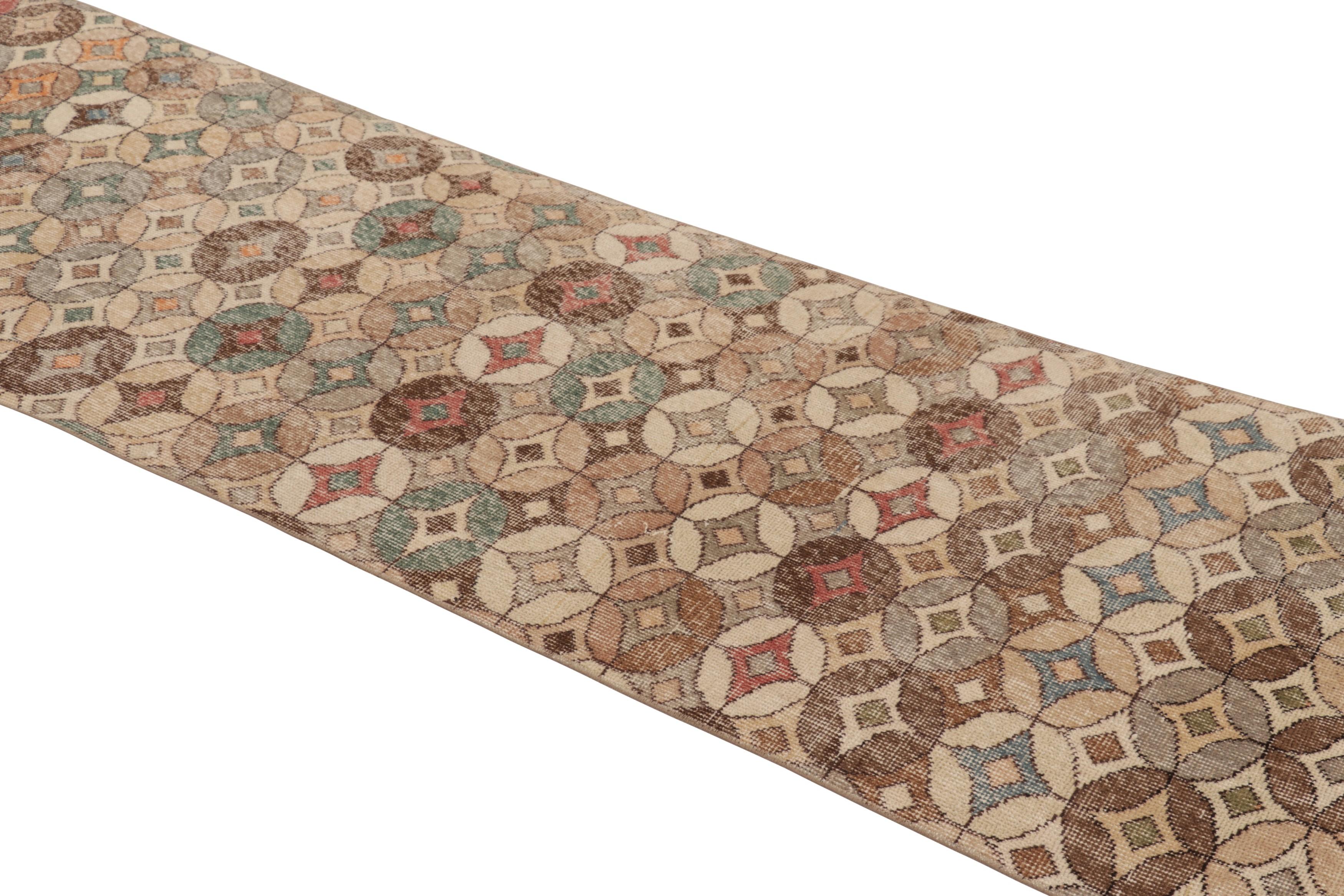 Dieser handgeknüpfte Wollteppich aus der Türkei (ca. 1950-60) ist ein aufregender neuer Teppich aus der Kollektion von Rug & Kilim mit einzigartigen türkischen Stücken aus der Mitte des Jahrhunderts. 

Über das Design:

Ein braunes Feld