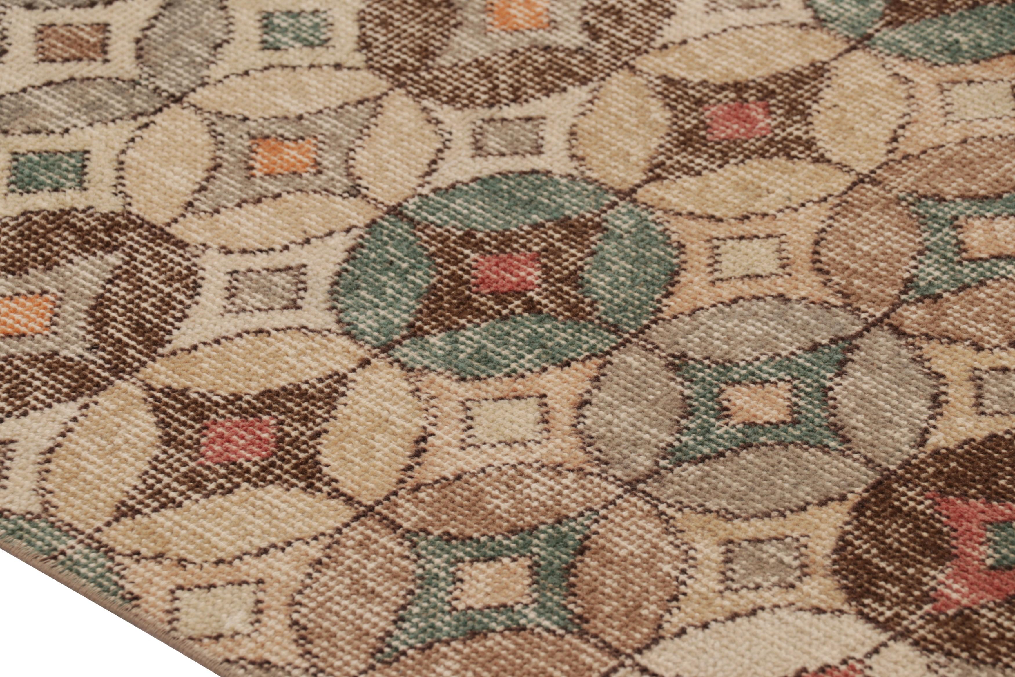 Türkischer Vintage-Läufer in Braun mit bunten geometrischen Medaillons - Rug & Kilim (Handgeknüpft) im Angebot