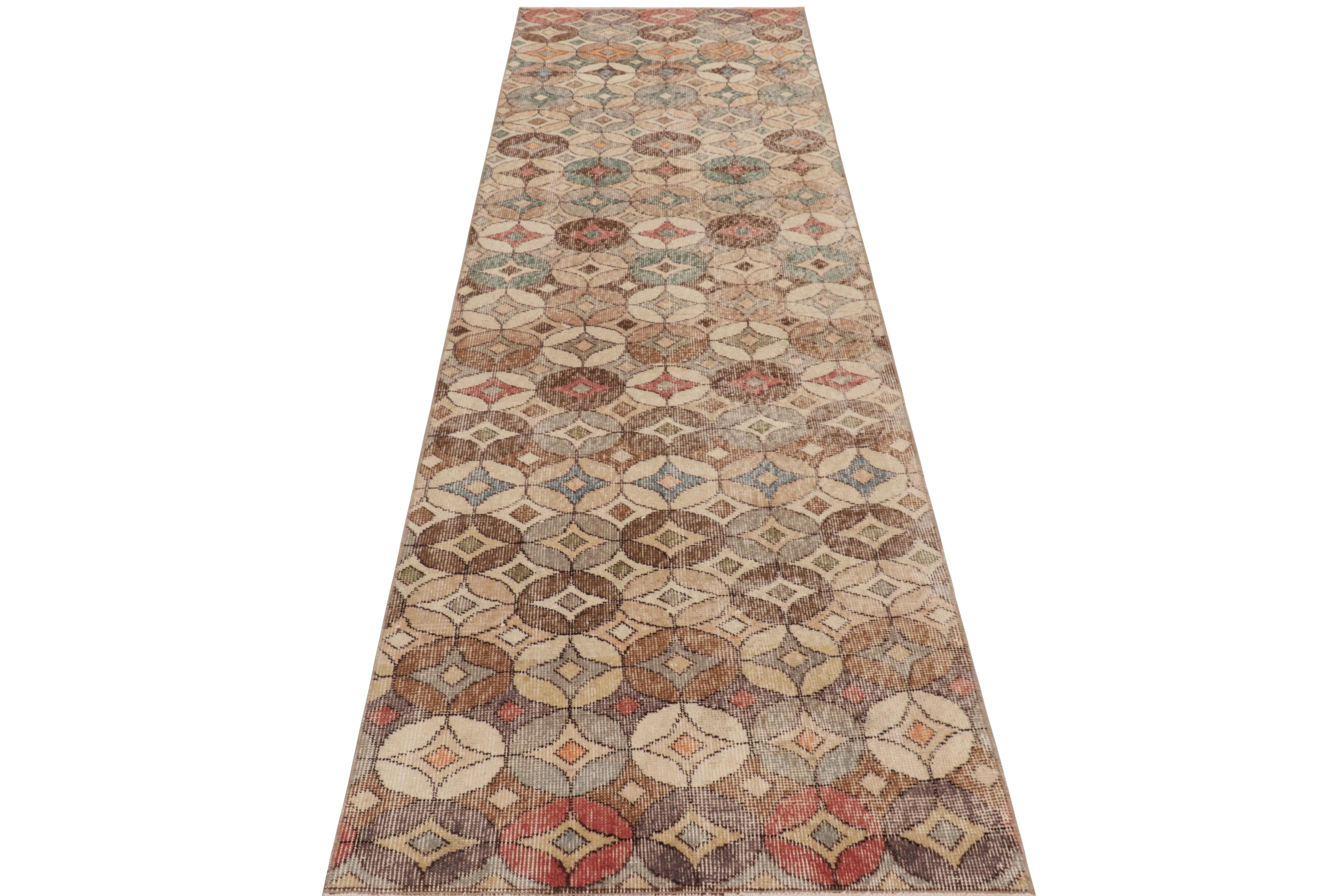 Türkischer Vintage-Läufer in Braun mit bunten geometrischen Medaillons - Rug & Kilim im Zustand „Gut“ im Angebot in Long Island City, NY