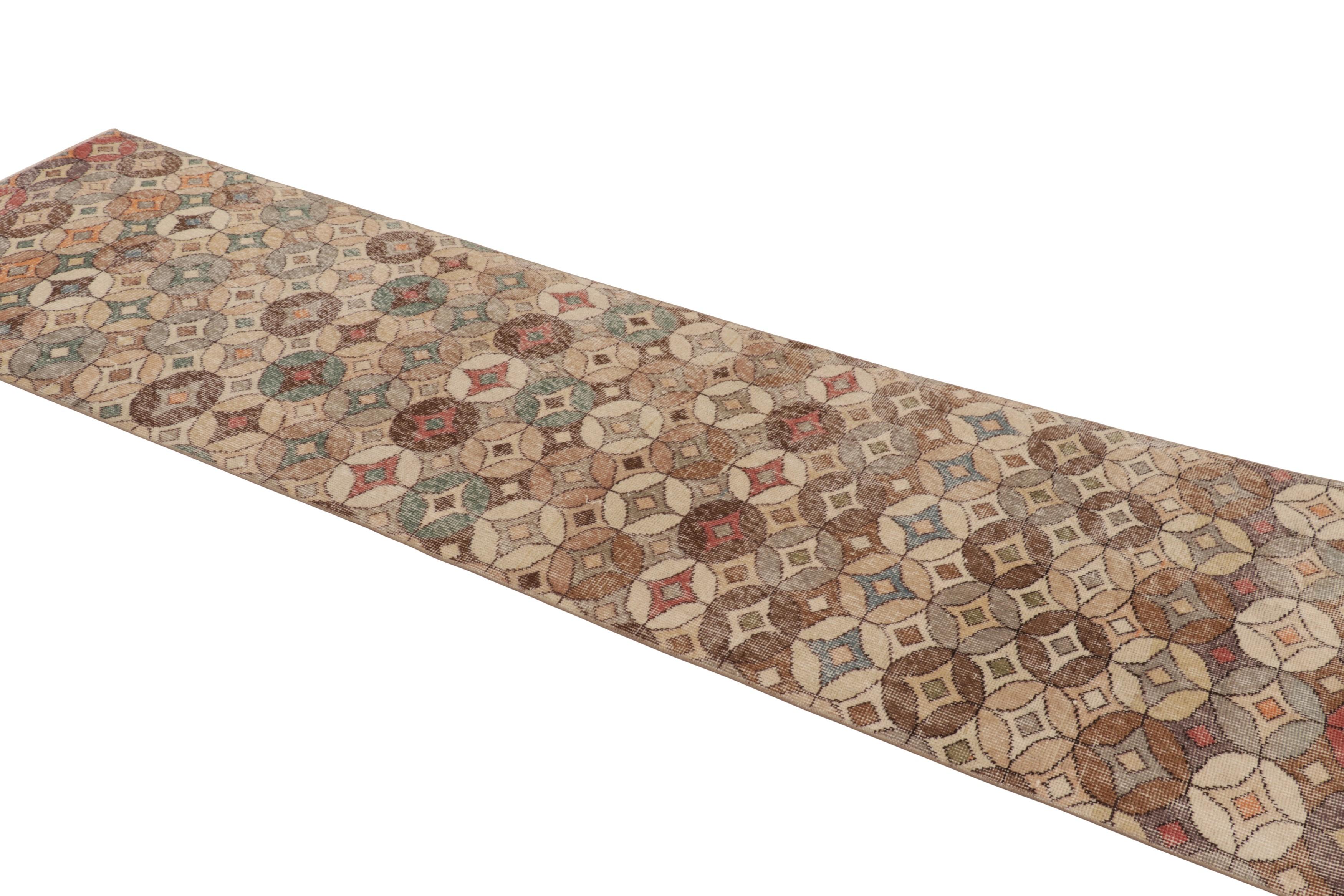 Türkischer Vintage-Läufer in Braun mit bunten geometrischen Medaillons - Rug & Kilim (Mitte des 20. Jahrhunderts) im Angebot