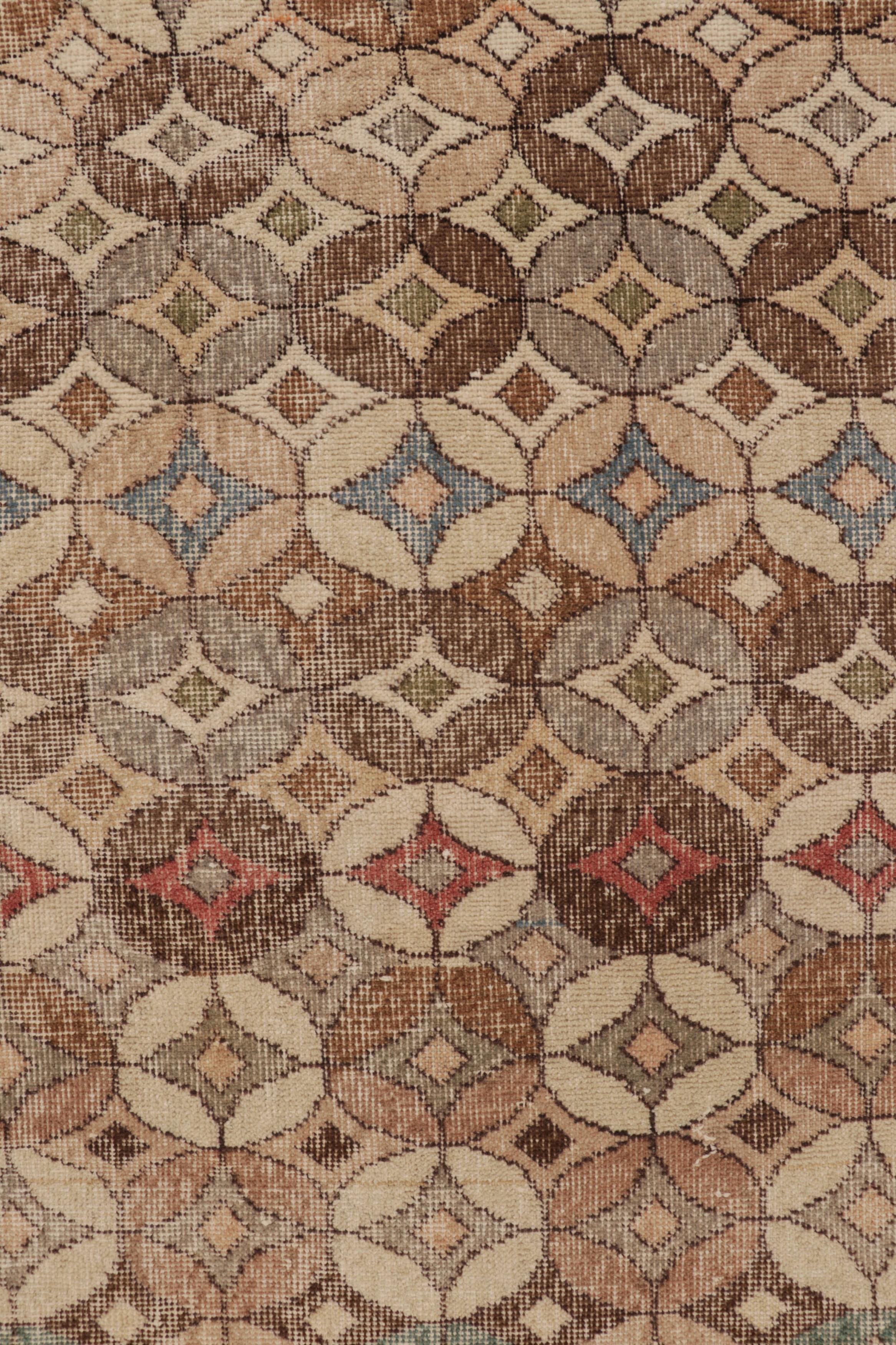 Türkischer Vintage-Läufer in Braun mit bunten geometrischen Medaillons - Rug & Kilim (Wolle) im Angebot