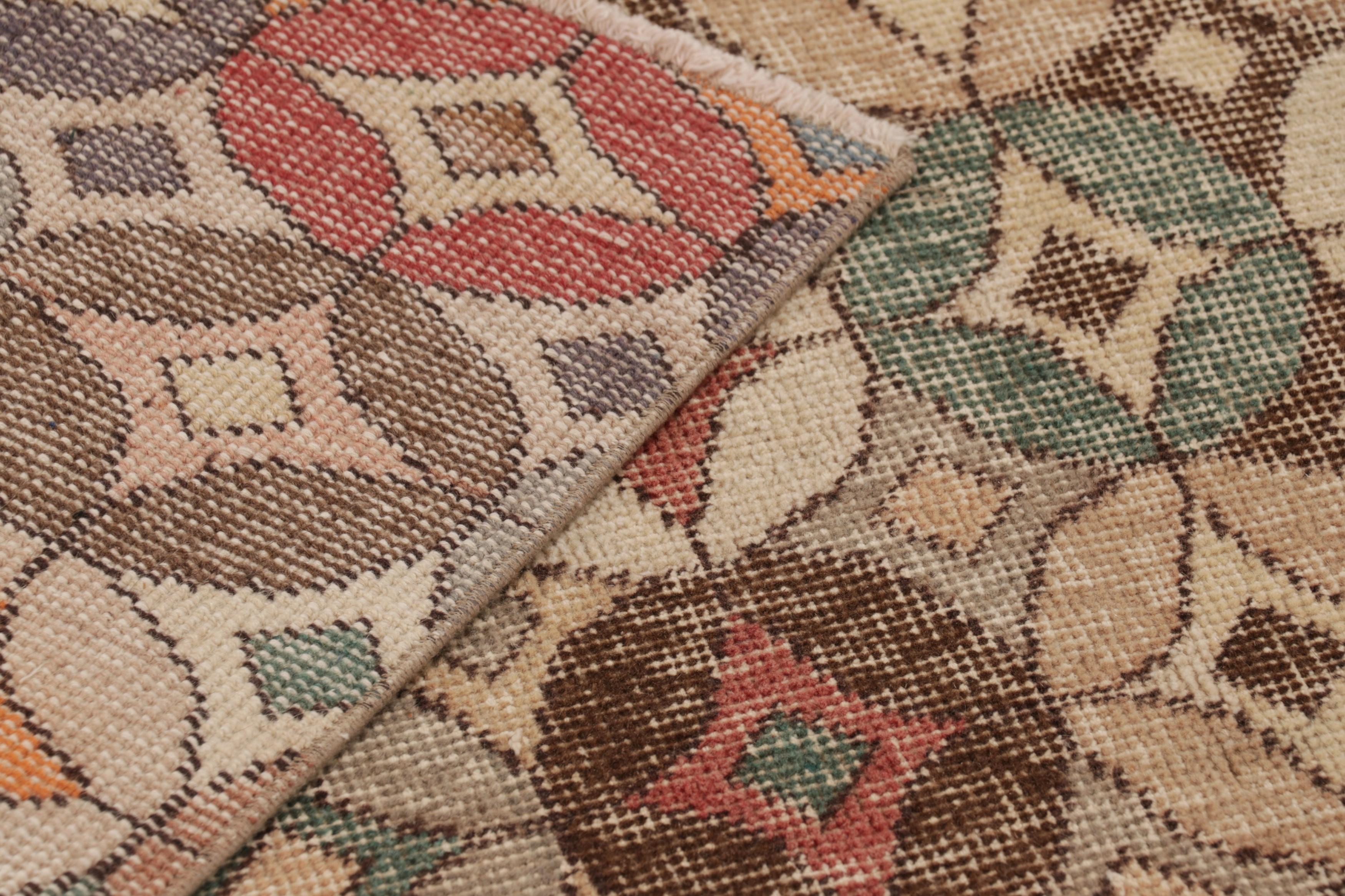 Türkischer Vintage-Läufer in Braun mit bunten geometrischen Medaillons - Rug & Kilim im Angebot 1
