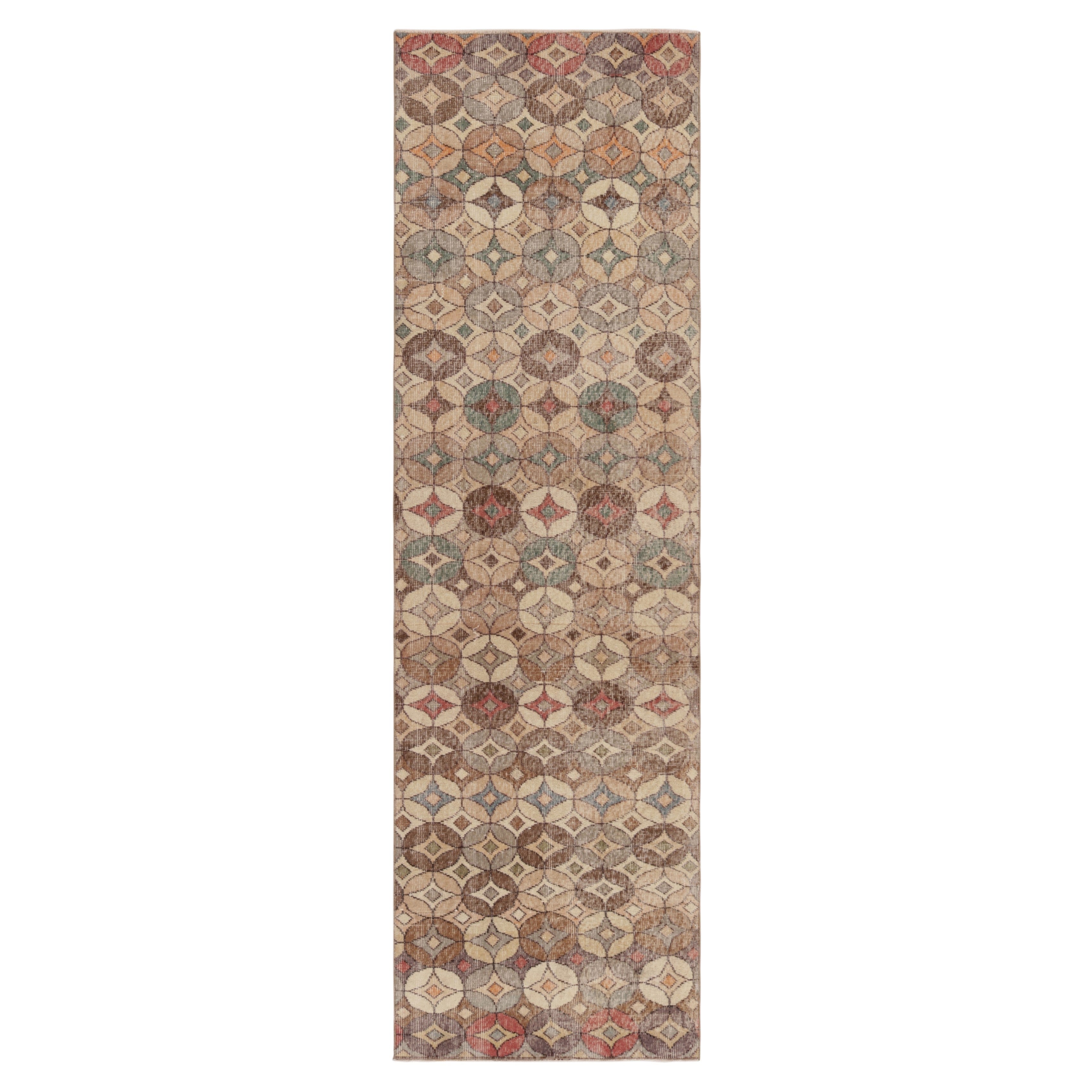 Türkischer Vintage-Läufer in Braun mit bunten geometrischen Medaillons - Rug & Kilim