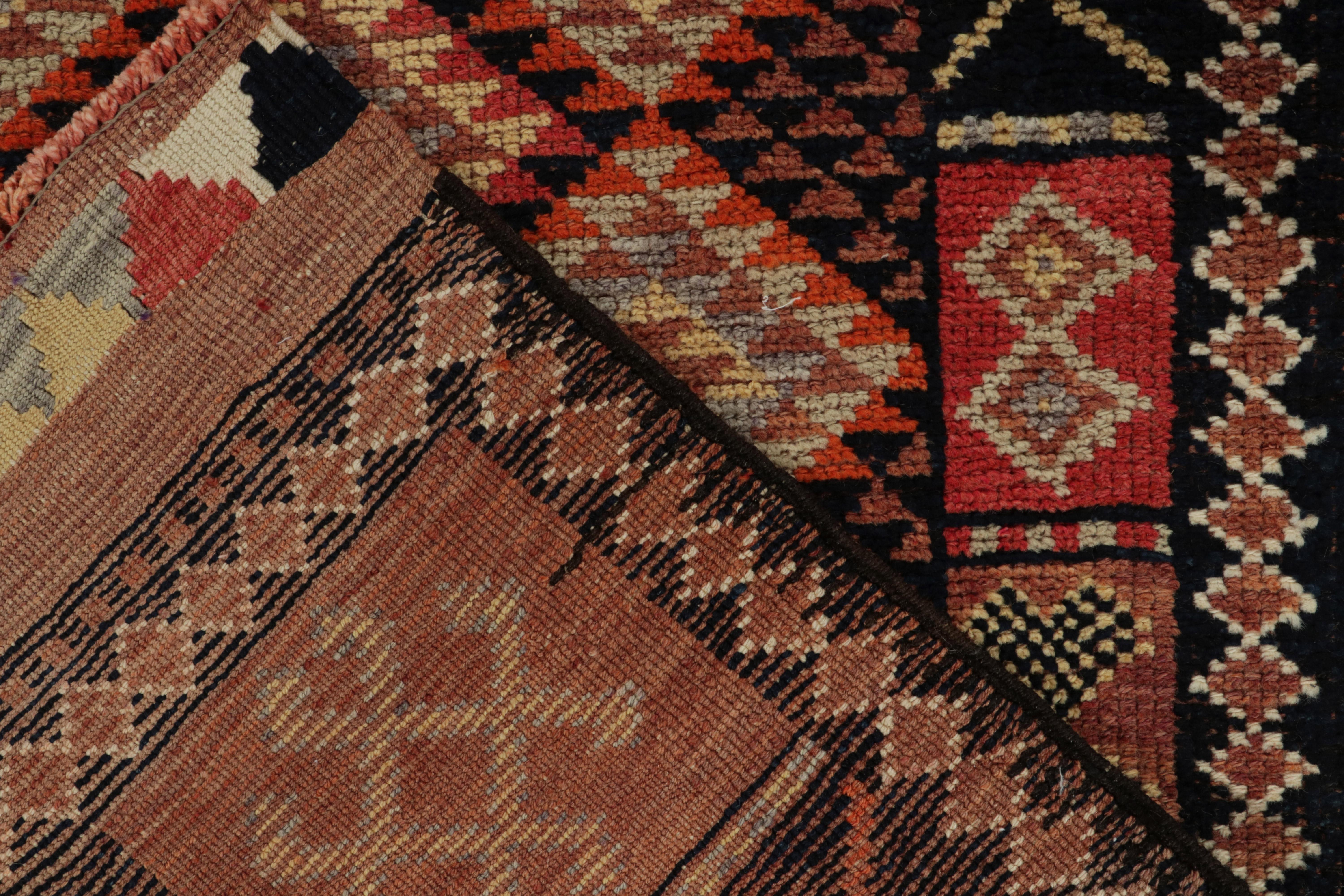 Türkischer Läufer in Orange, Schwarz & Beige mit geometrischem Muster von Teppich & Kelim (Mitte des 20. Jahrhunderts) im Angebot
