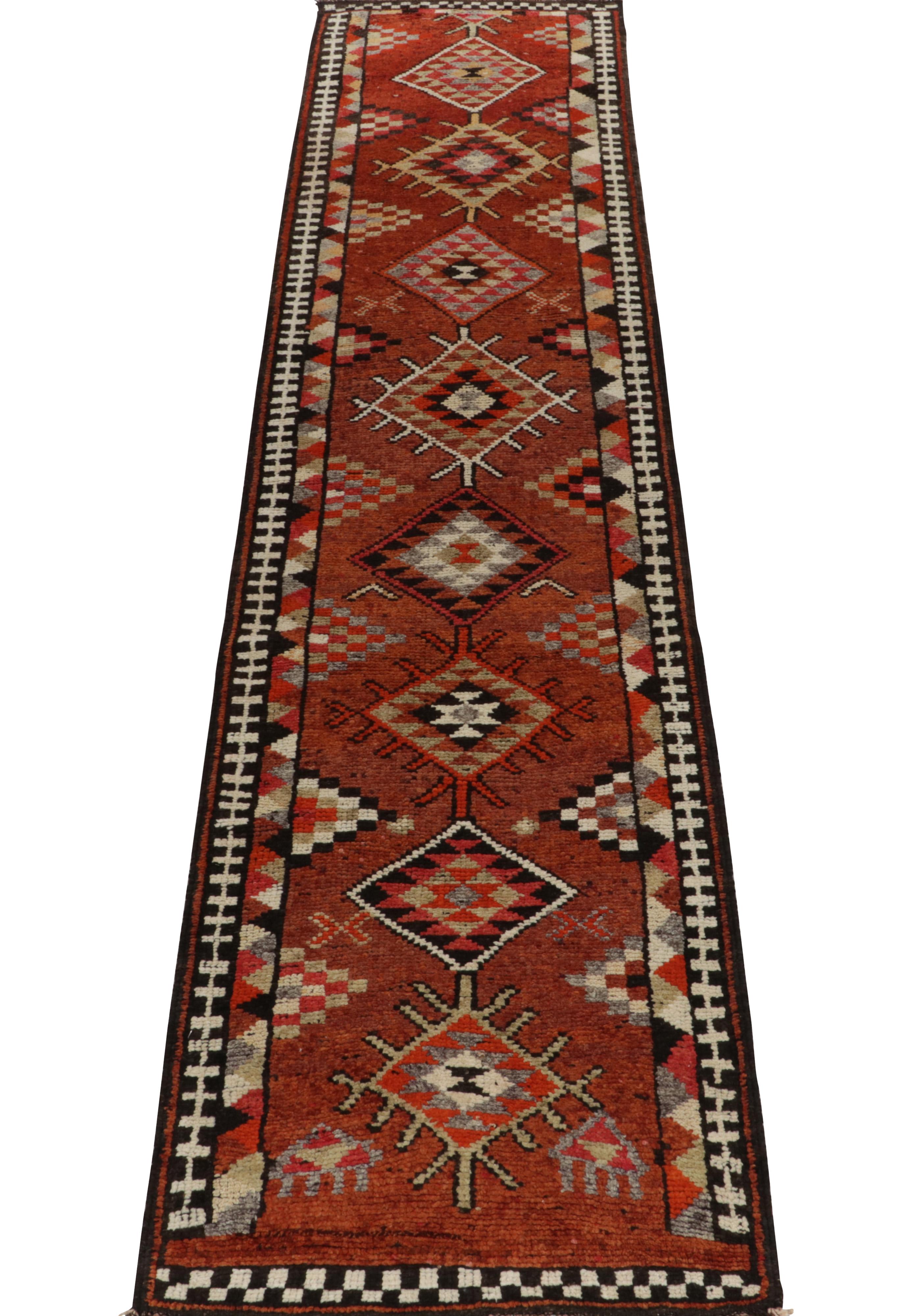 Türkischer Läufer in Rostrot und Braun mit geometrischem Muster von Teppich & Kelim (Stammeskunst) im Angebot