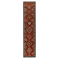 Türkischer Läufer in Rostrot und Braun mit geometrischem Muster von Teppich & Kelim