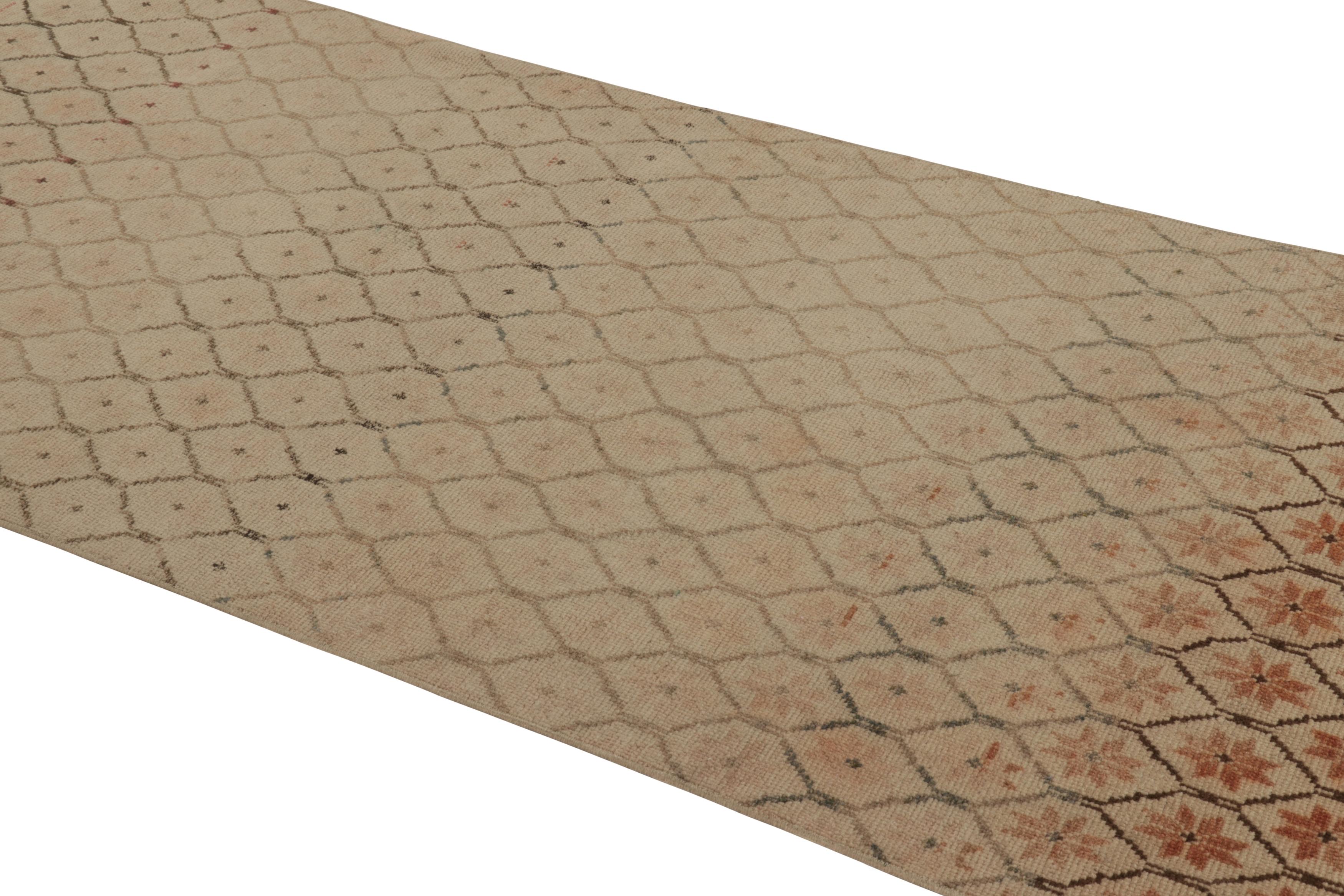 Dieser Vintage-Läufer ist ein 3x9 türkischen notleidenden Stück, mit handgeknüpfter Wolle circa Mitte des 20. Jahrhunderts gemacht. Er ist eine aufregende neue Ergänzung zu unserer Kollektion von türkischen Teppichen im Used-Look.

Über das