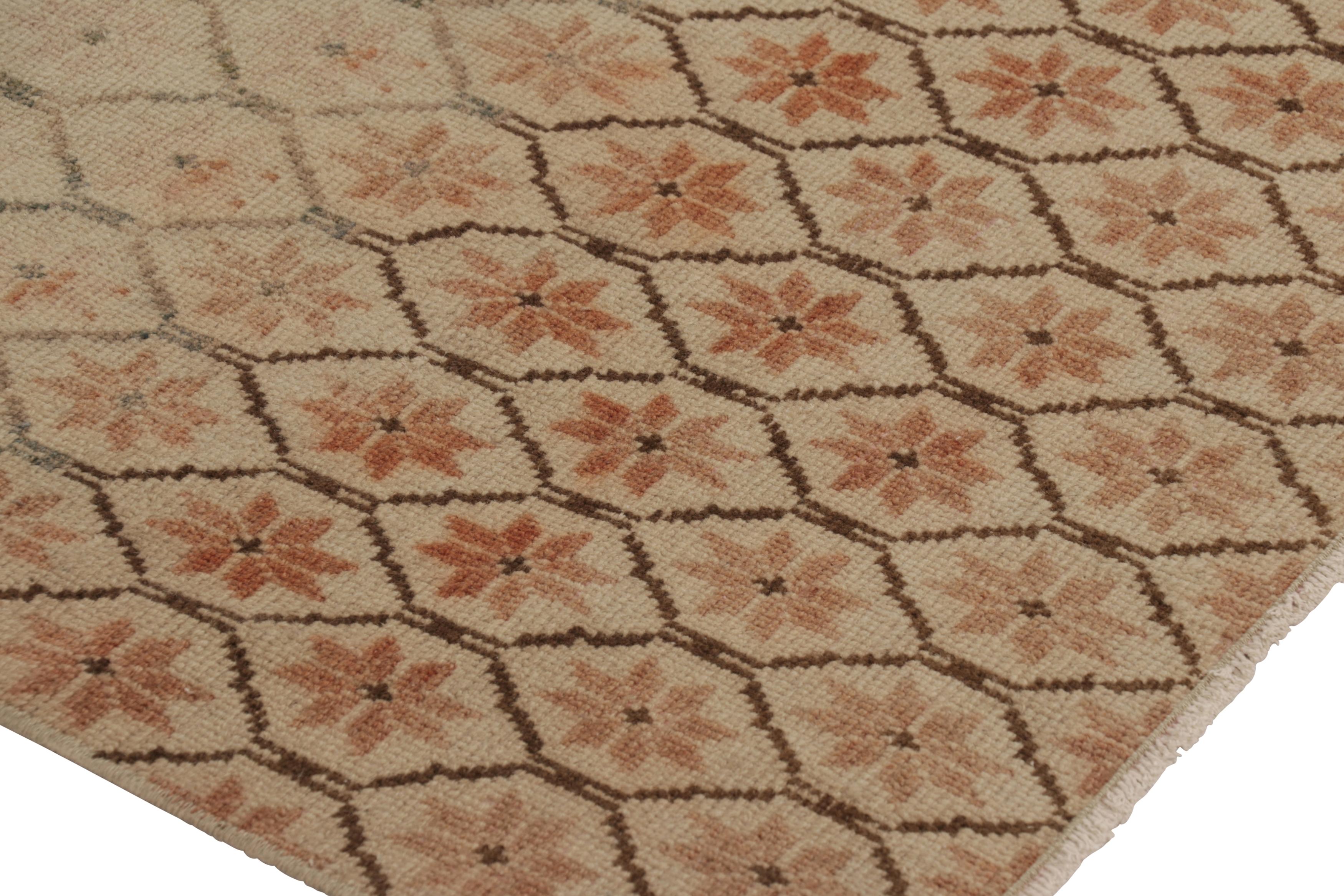 Türkischer Vintage-Läufer, Beige und Creme mit geometrischen Mustern -Rug & Kilim (Handgeknüpft) im Angebot