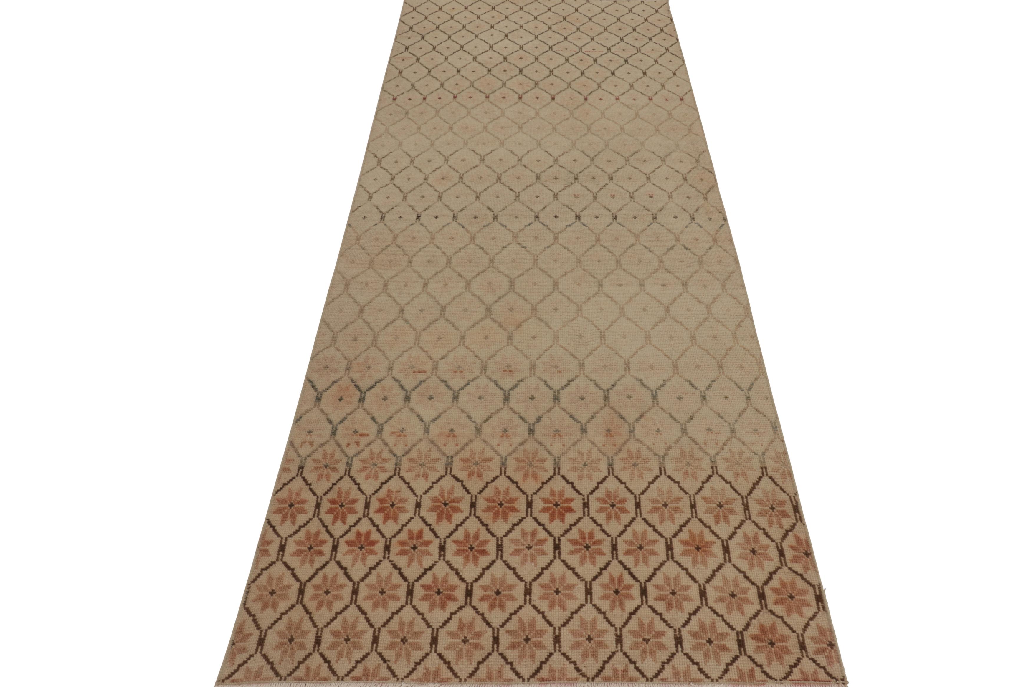 Türkischer Vintage-Läufer, Beige und Creme mit geometrischen Mustern -Rug & Kilim im Zustand „Gut“ im Angebot in Long Island City, NY