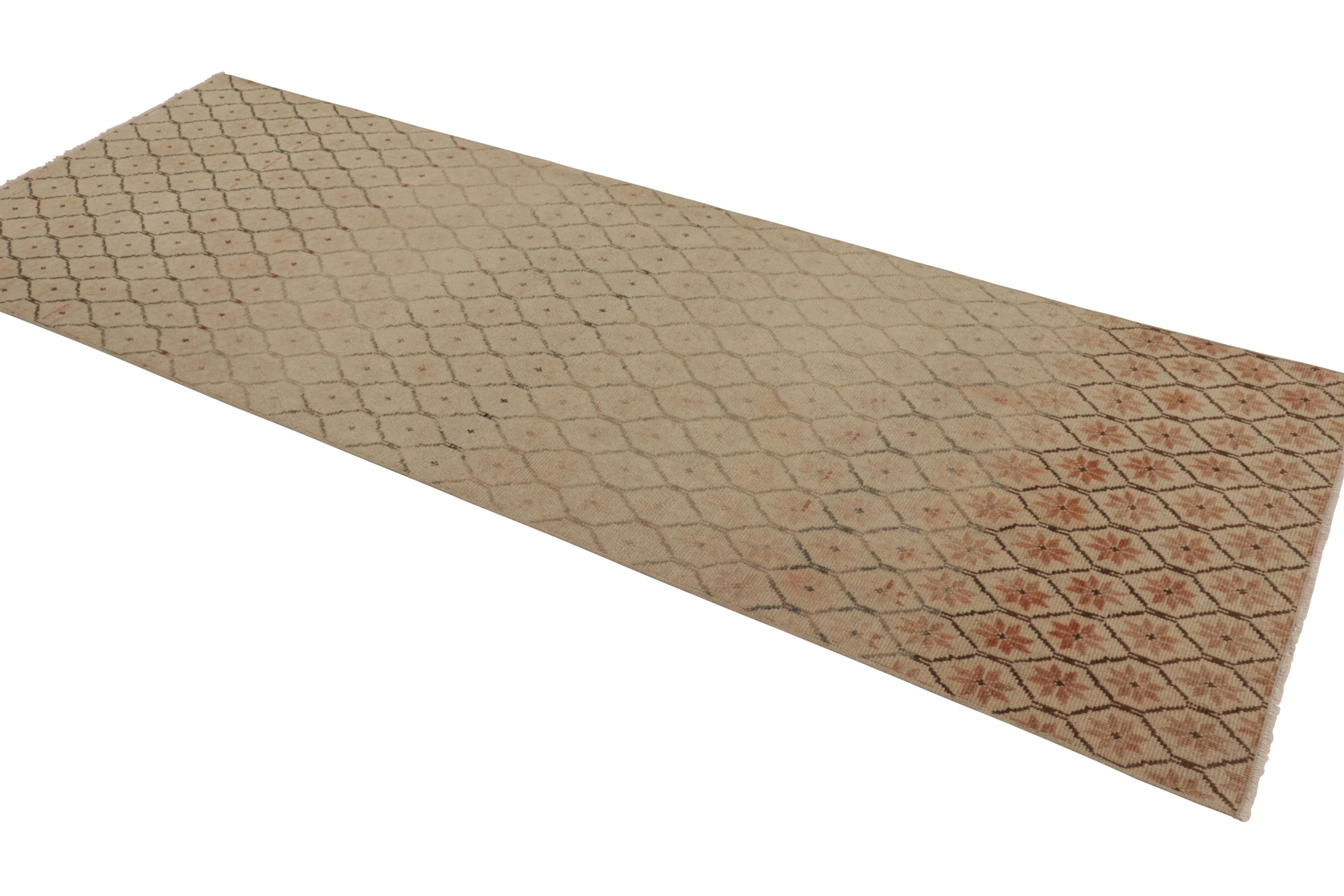 Türkischer Vintage-Läufer, Beige und Creme mit geometrischen Mustern -Rug & Kilim (Mitte des 20. Jahrhunderts) im Angebot