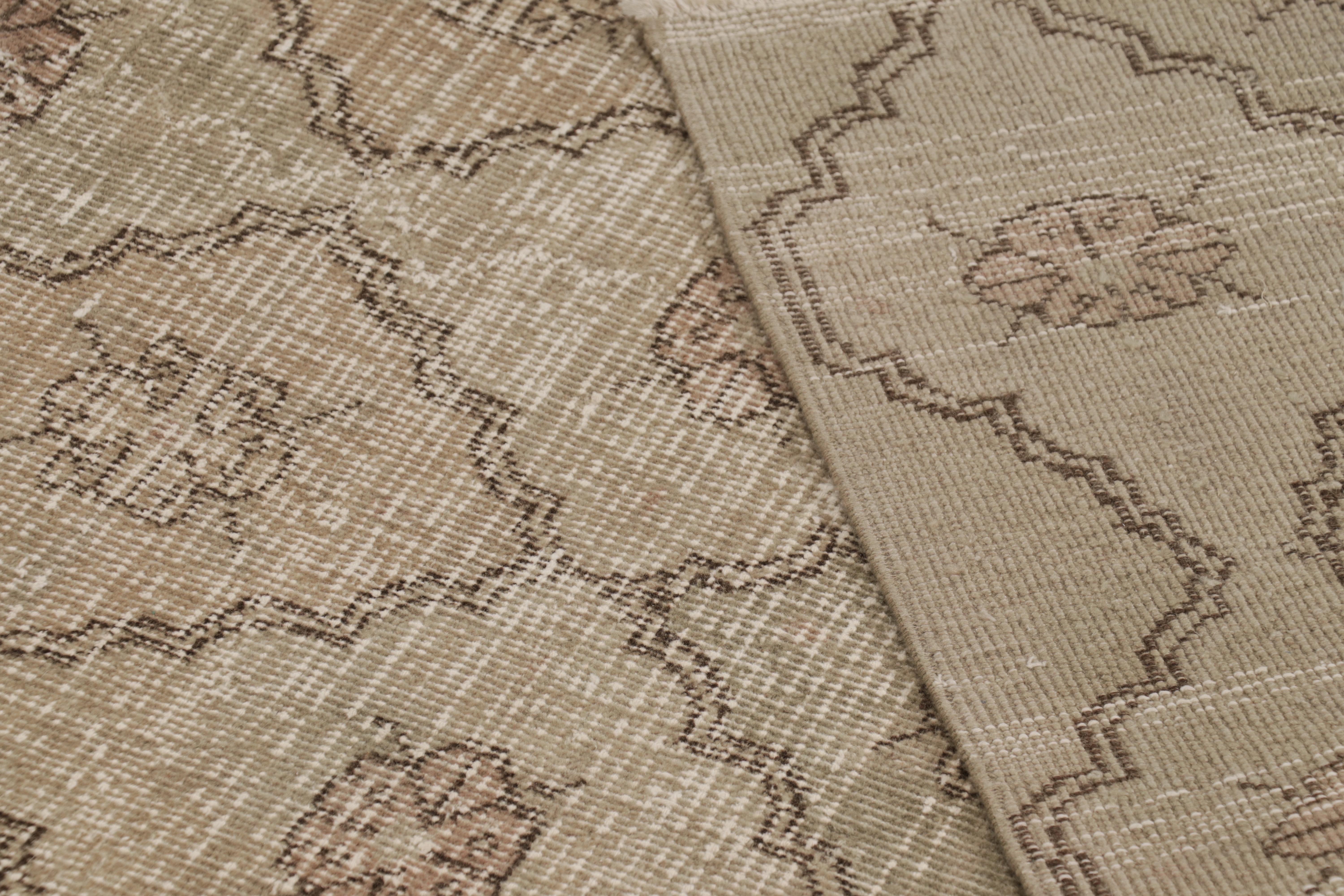 Dieser Vintage-Läufer ist ein 3x10 türkischen notleidenden Stück, mit handgeknüpfter Wolle circa Mitte des 20. Jahrhunderts gemacht. Er ist eine aufregende neue Ergänzung zu unserer Kollektion von türkischen Teppichen im Used-Look.

Über das