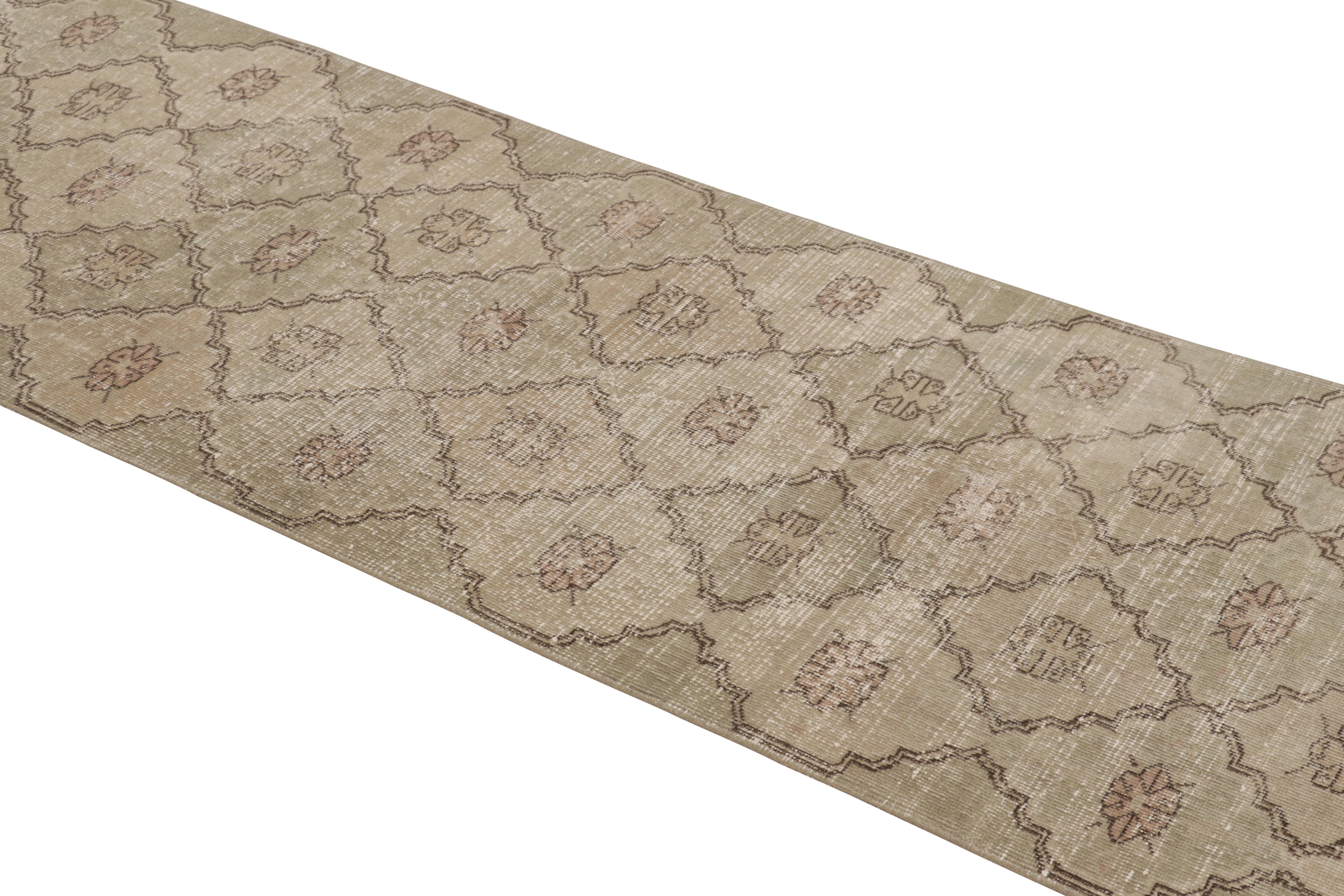 Türkischer Vintage-Läufer in Beige und Creme mit Rautenmustern - Rug & Kilim (Handgeknüpft) im Angebot