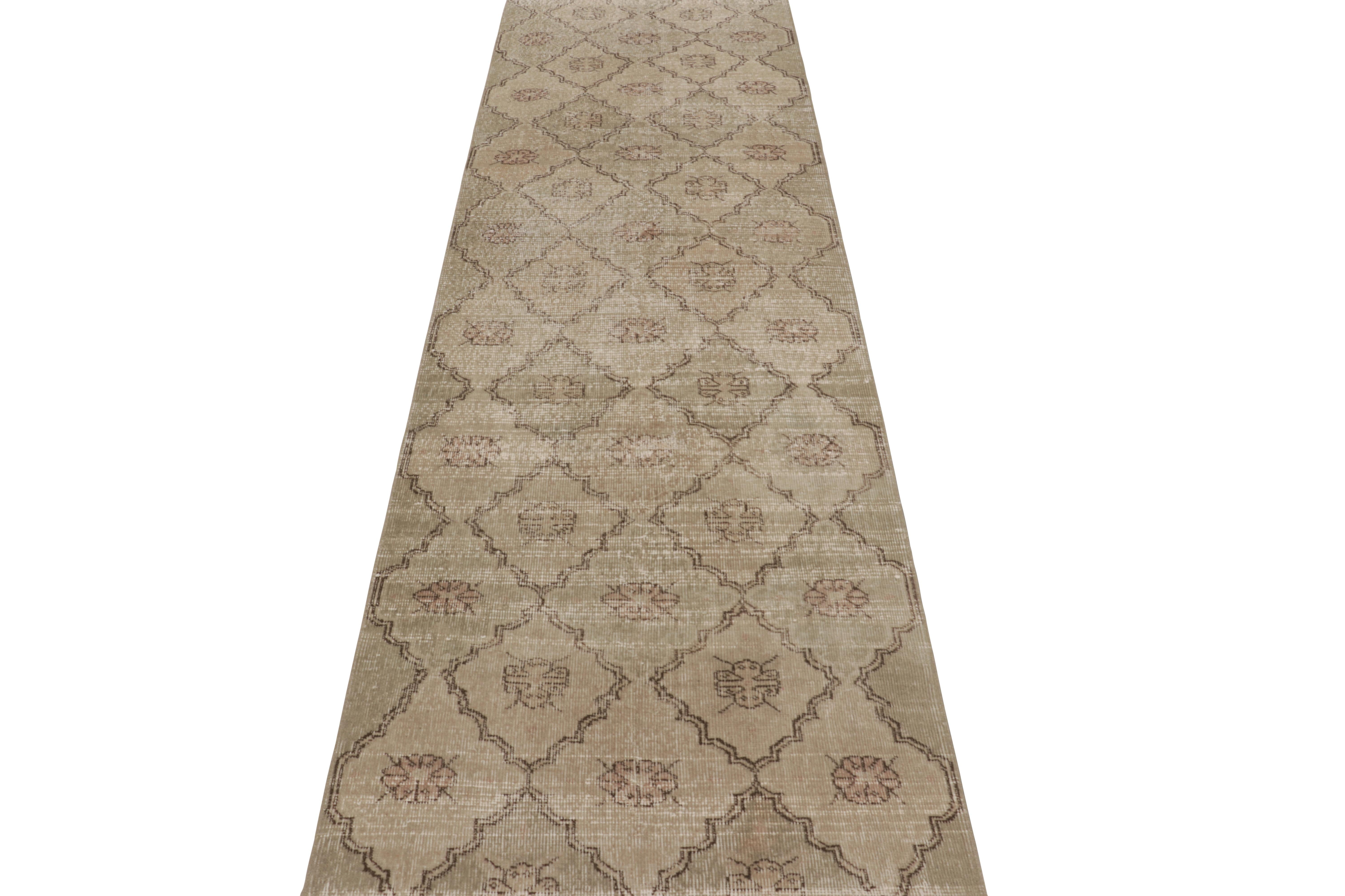Türkischer Vintage-Läufer in Beige und Creme mit Rautenmustern - Rug & Kilim im Zustand „Gut“ im Angebot in Long Island City, NY