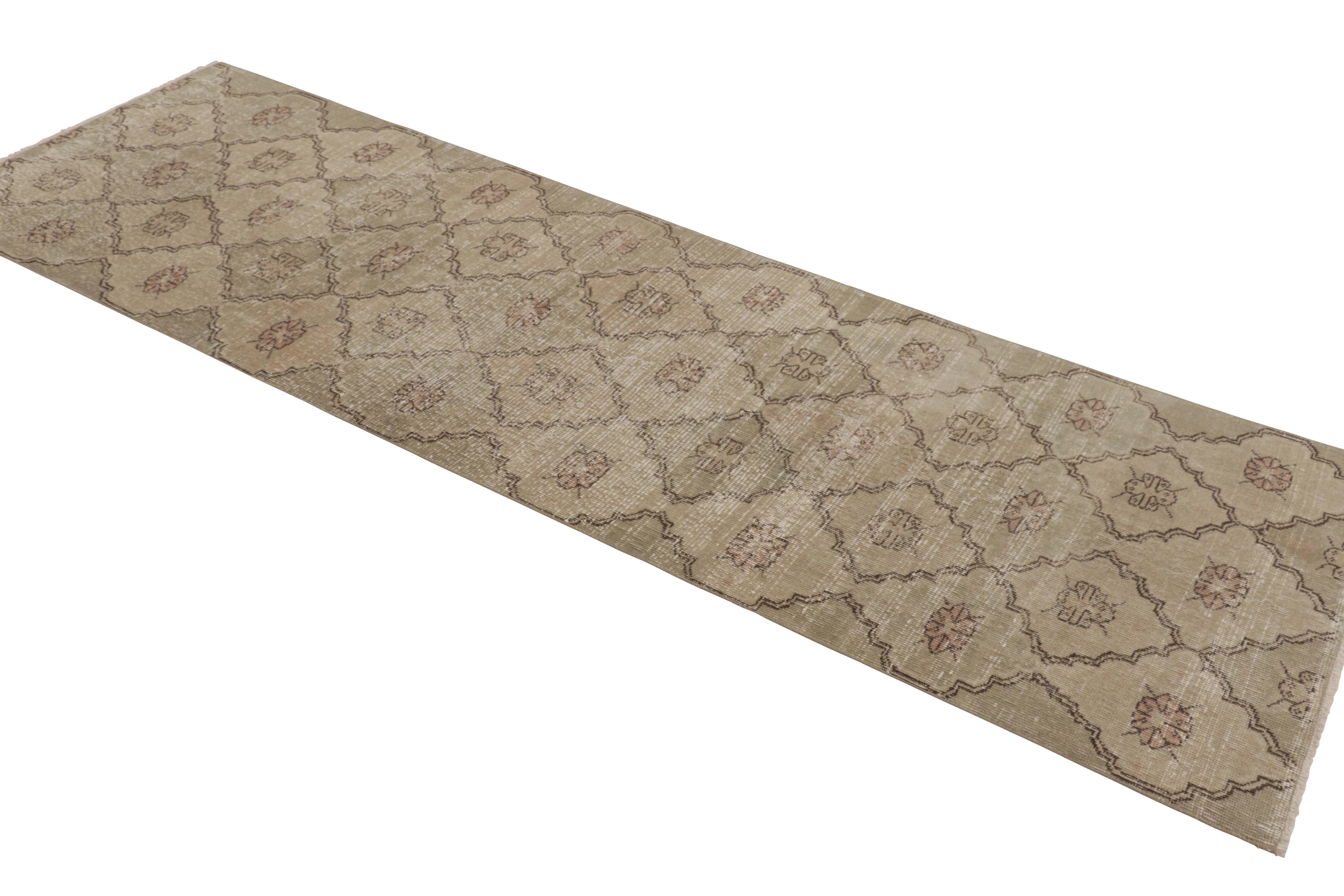 Türkischer Vintage-Läufer in Beige und Creme mit Rautenmustern - Rug & Kilim (Wolle) im Angebot