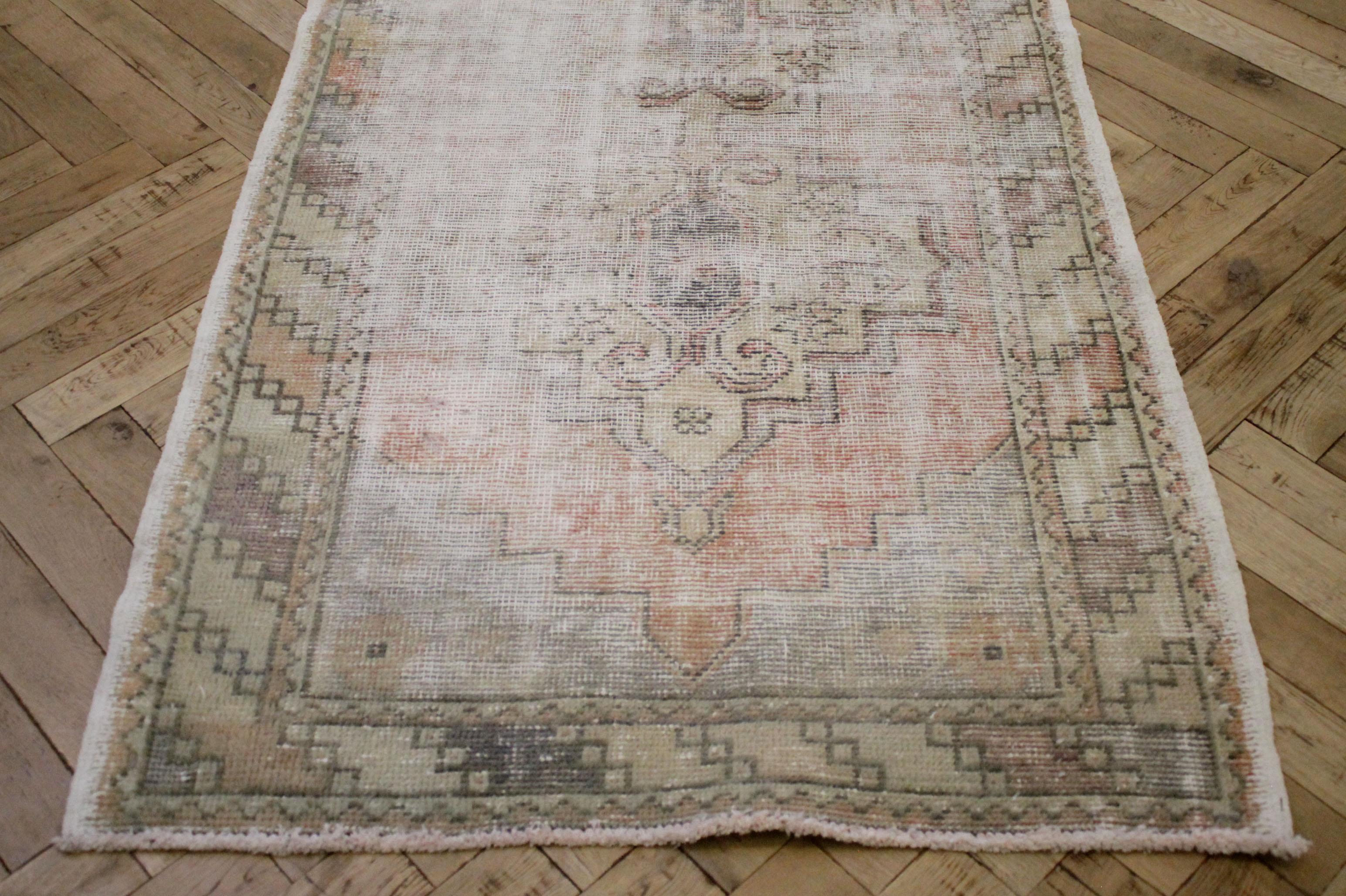 Türkischer Malaya-Teppich im Vintage-Look. Die warmen Rot- und Blautöne sowie die filigranen Muster verleihen ihm nicht nur Charakter, sondern machen ihn auch zu einem echten Unikat. Gewisse Muster- und Farbabweichungen und Verblassen sind bei