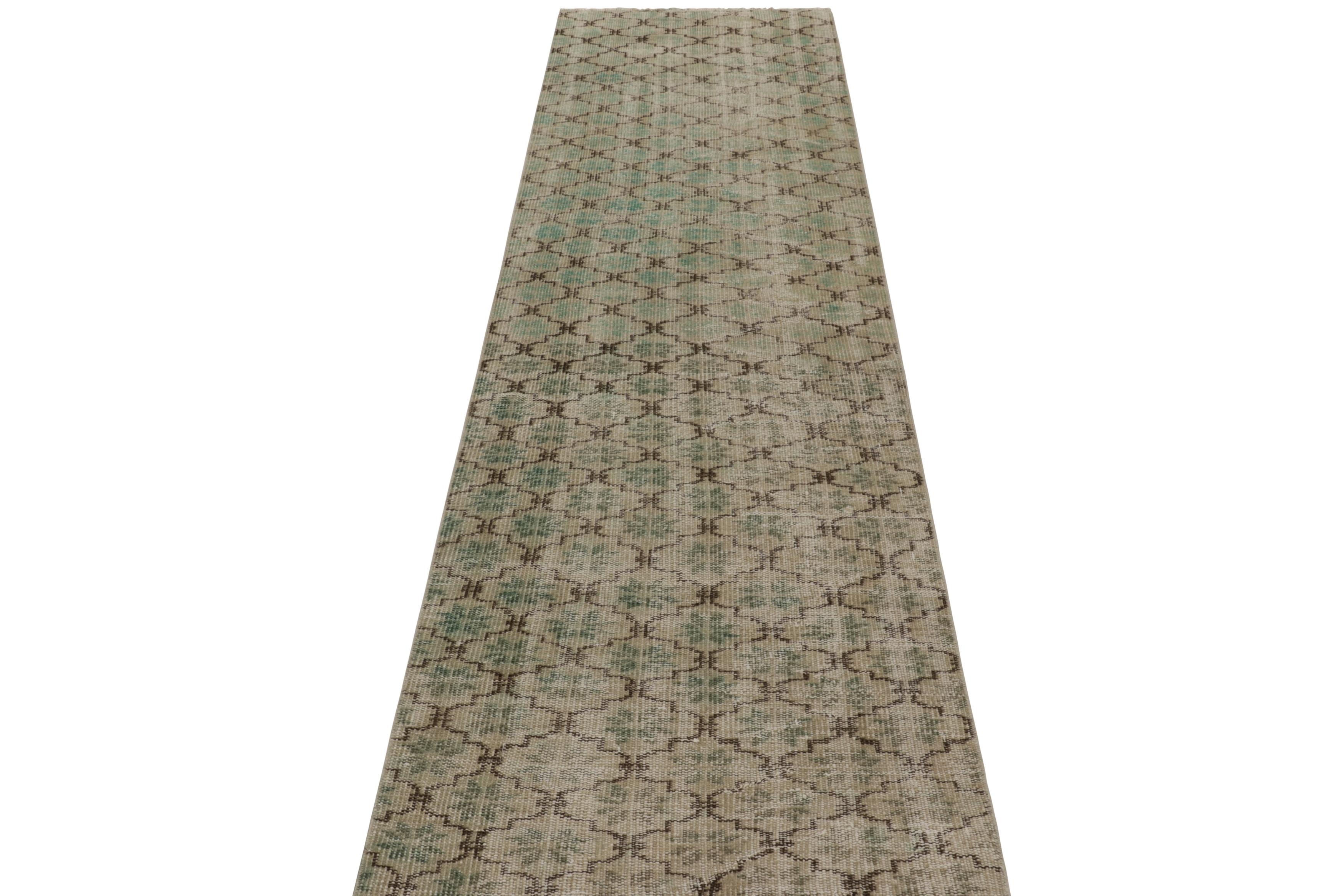 Annodato a mano Vintage Turkish Runner Rug, Green and Beige with Geometric Patterns –Rug & Kilim in vendita