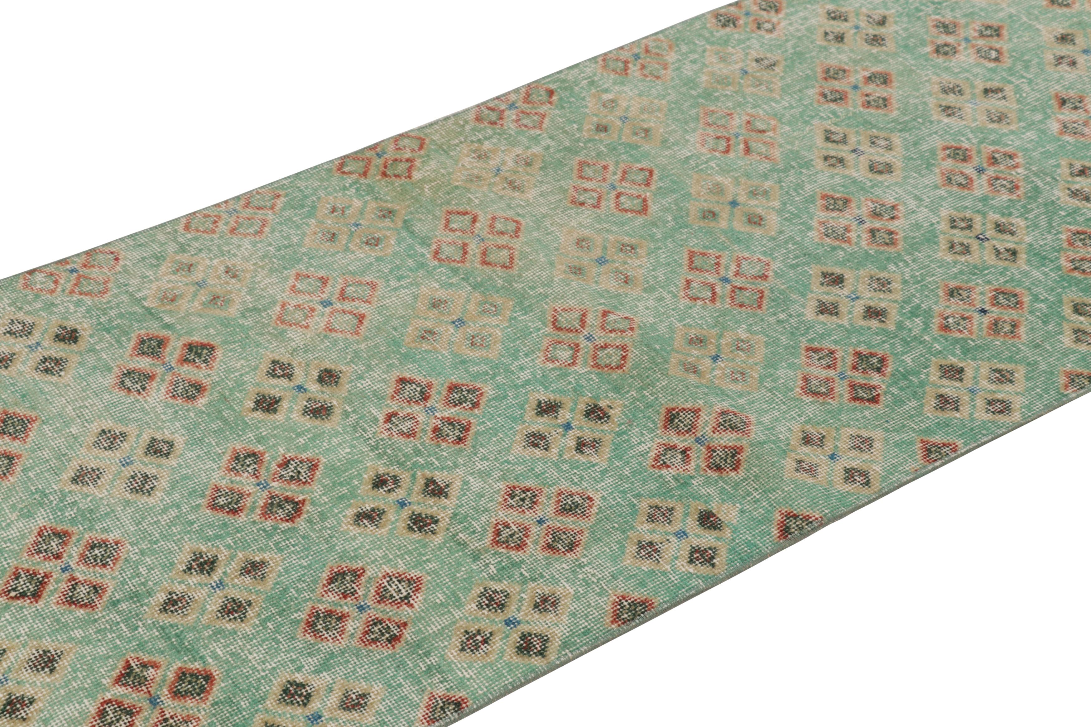 Dieser Vintage-Läufer ist ein 3x9 türkischen notleidenden Stück, mit handgeknüpfter Wolle circa Mitte des 20. Jahrhunderts gemacht. Er ist eine aufregende neue Ergänzung zu unserer Kollektion von türkischen Teppichen im Used-Look.

Über das