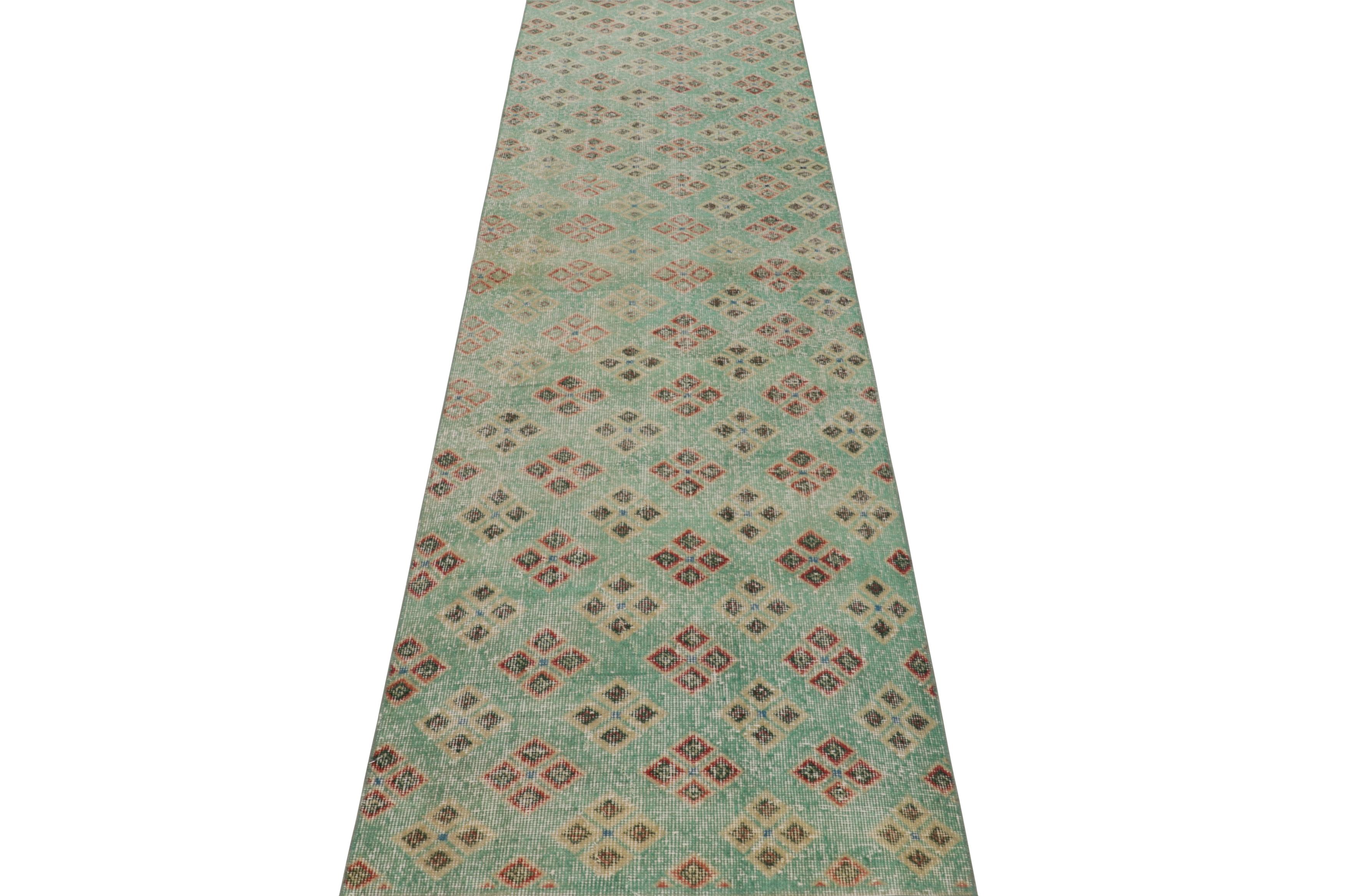 Türkischer Vintage-Läufer, grün & rot mit Rautenmuster - Rug & Kilim im Zustand „Gut“ im Angebot in Long Island City, NY