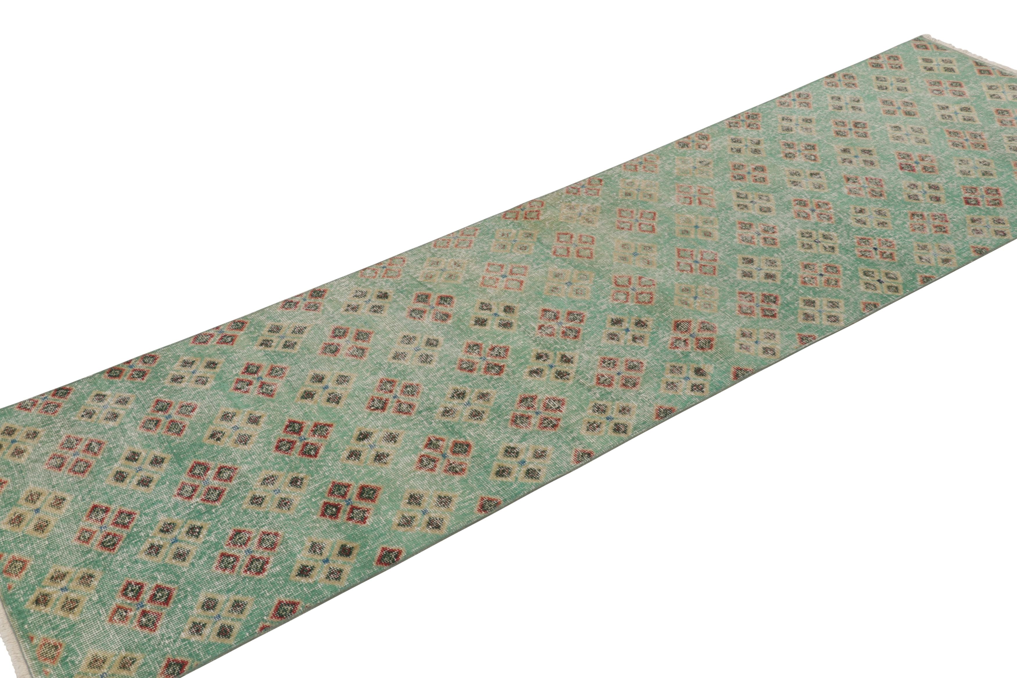 Türkischer Vintage-Läufer, grün & rot mit Rautenmuster - Rug & Kilim (Mitte des 20. Jahrhunderts) im Angebot
