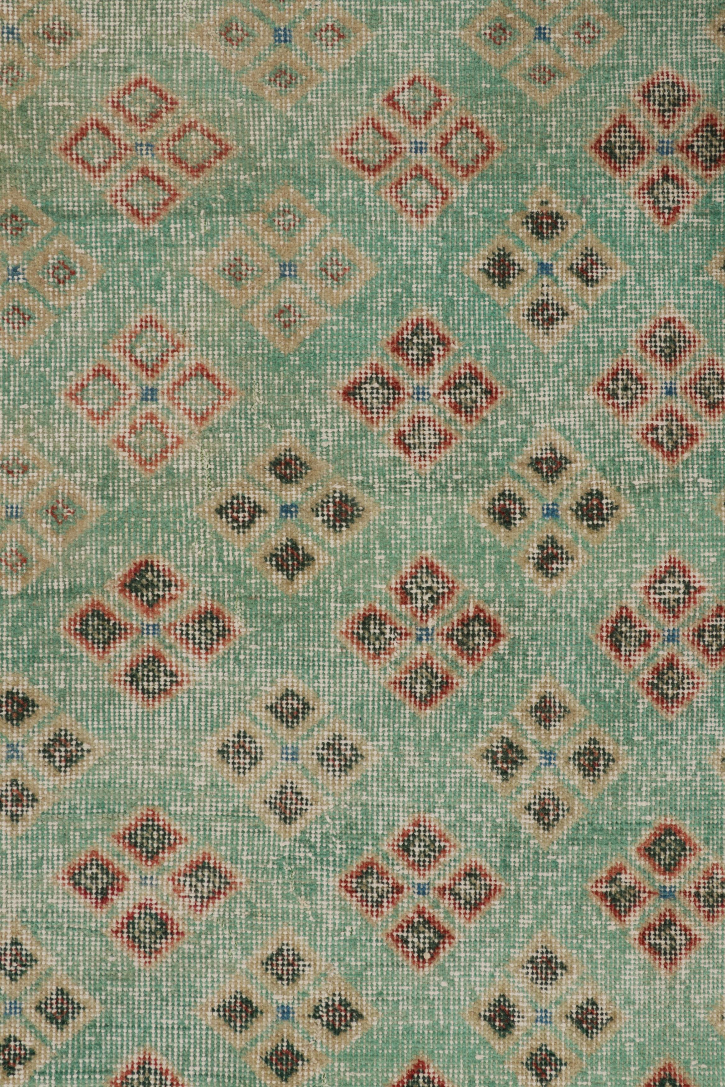 Türkischer Vintage-Läufer, grün & rot mit Rautenmuster - Rug & Kilim (Wolle) im Angebot