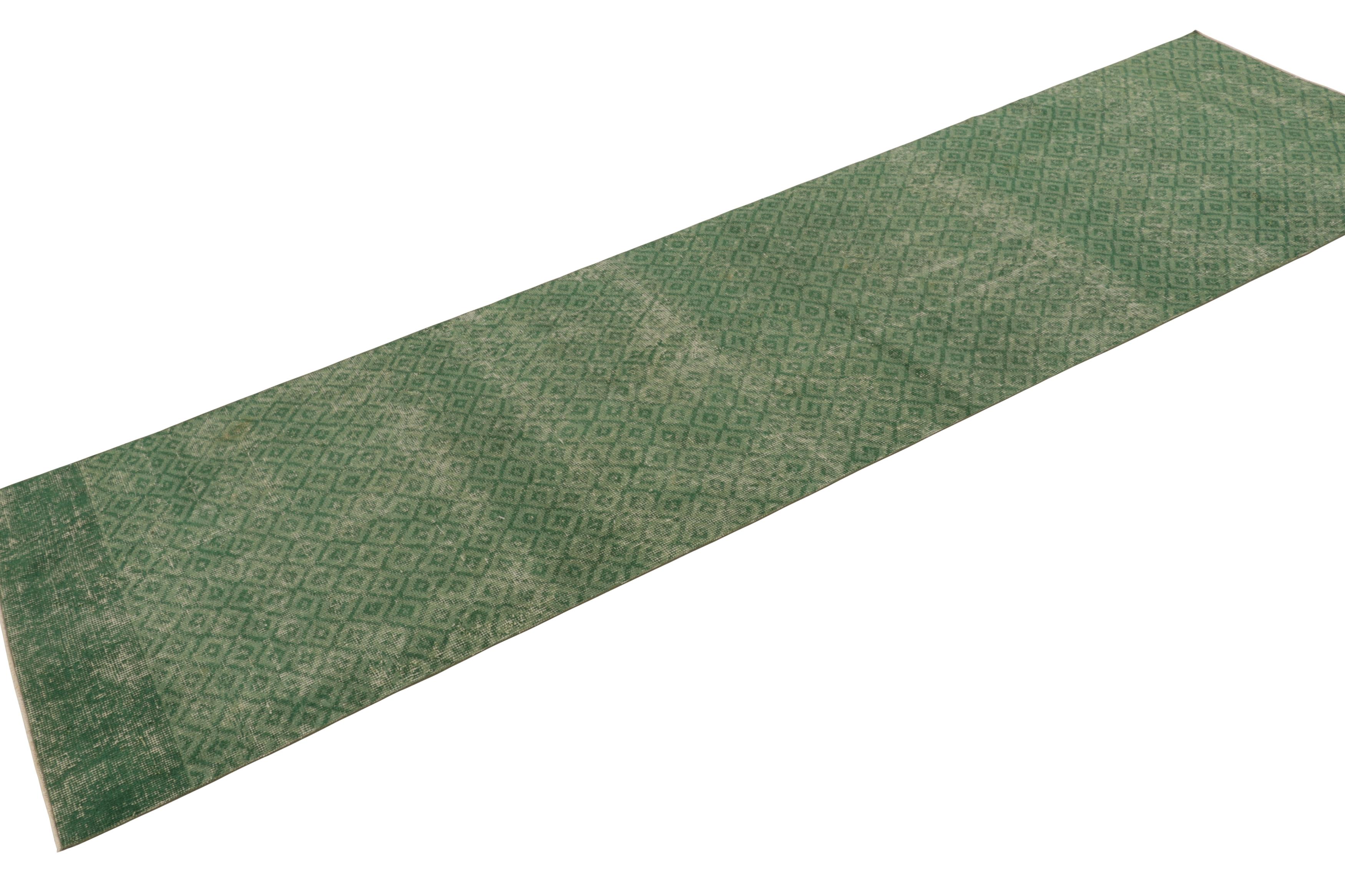 Tappeto turco vintage, verde con motivi a diamante - Rug & Kilim In condizioni buone in vendita a Long Island City, NY