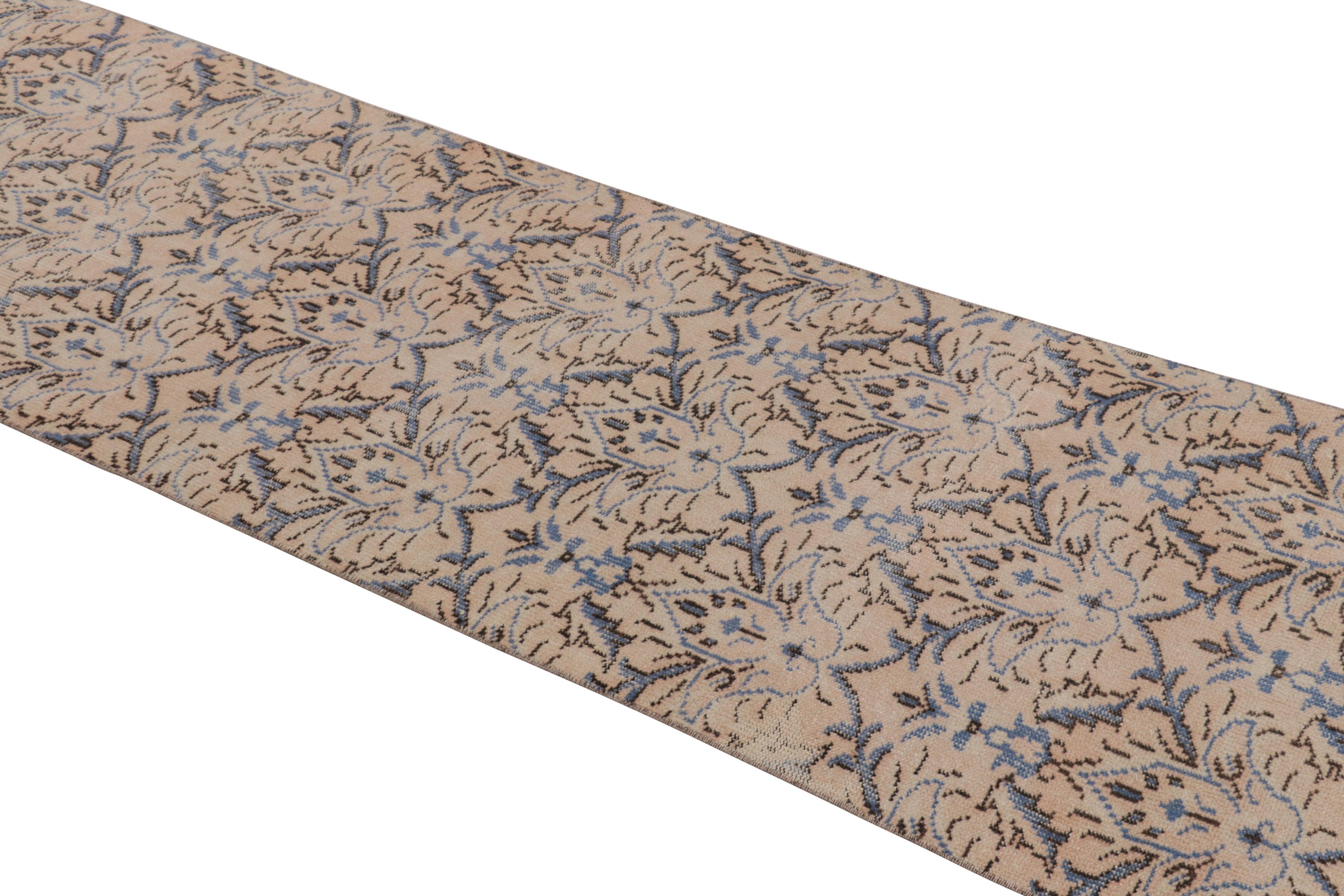 Dieser handgeknüpfte Wollteppich aus der Türkei (ca. 1950-60) ist ein aufregender neuer Teppich aus der Kollektion von Rug & Kilim mit einzigartigen türkischen Stücken aus der Mitte des Jahrhunderts. 

Über das Design:

Ein beige-cremefarbenes Feld
