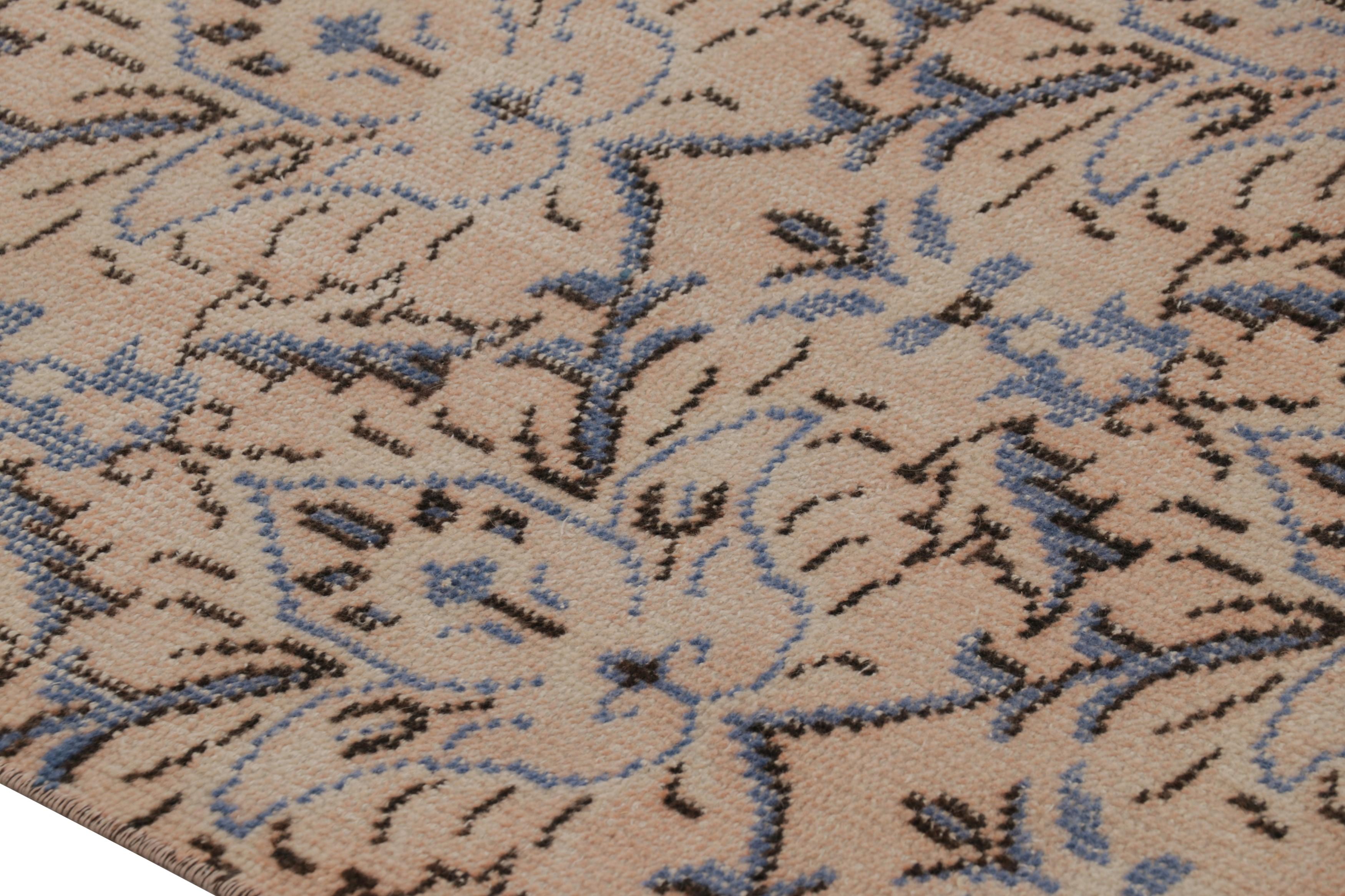 Türkischer Vintage-Läufer in Beige mit blauen Blumenmedaillons - Rug & Kilim (Handgeknüpft) im Angebot