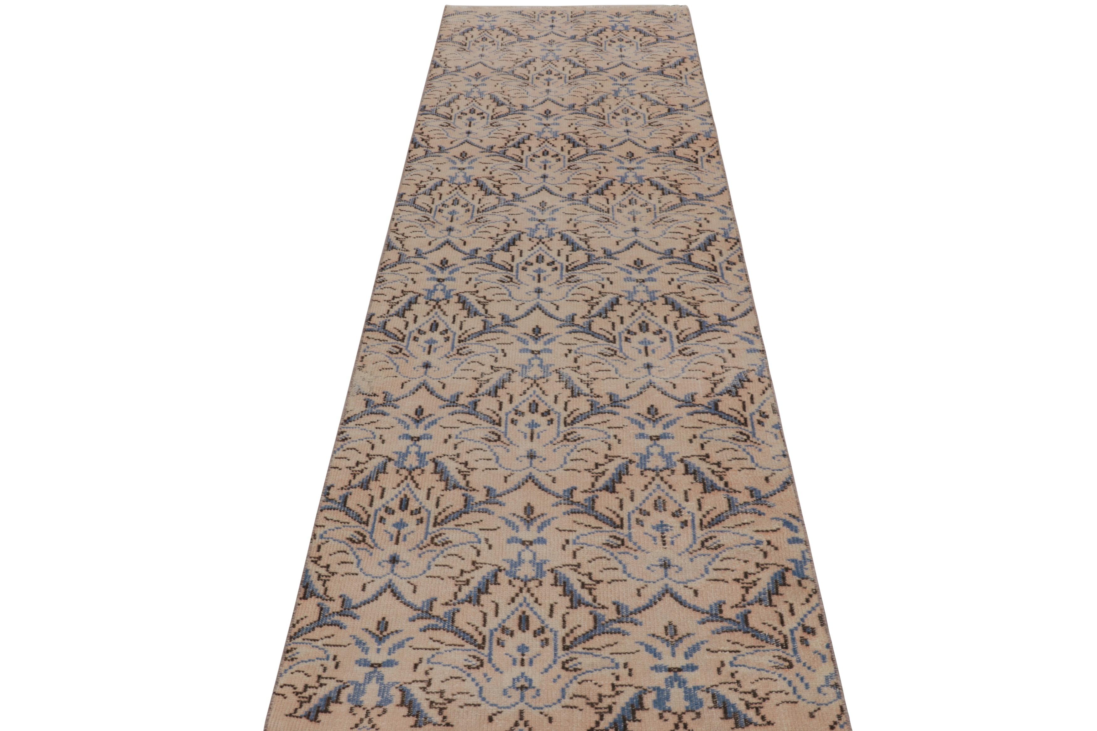 Türkischer Vintage-Läufer in Beige mit blauen Blumenmedaillons - Rug & Kilim im Zustand „Gut“ im Angebot in Long Island City, NY