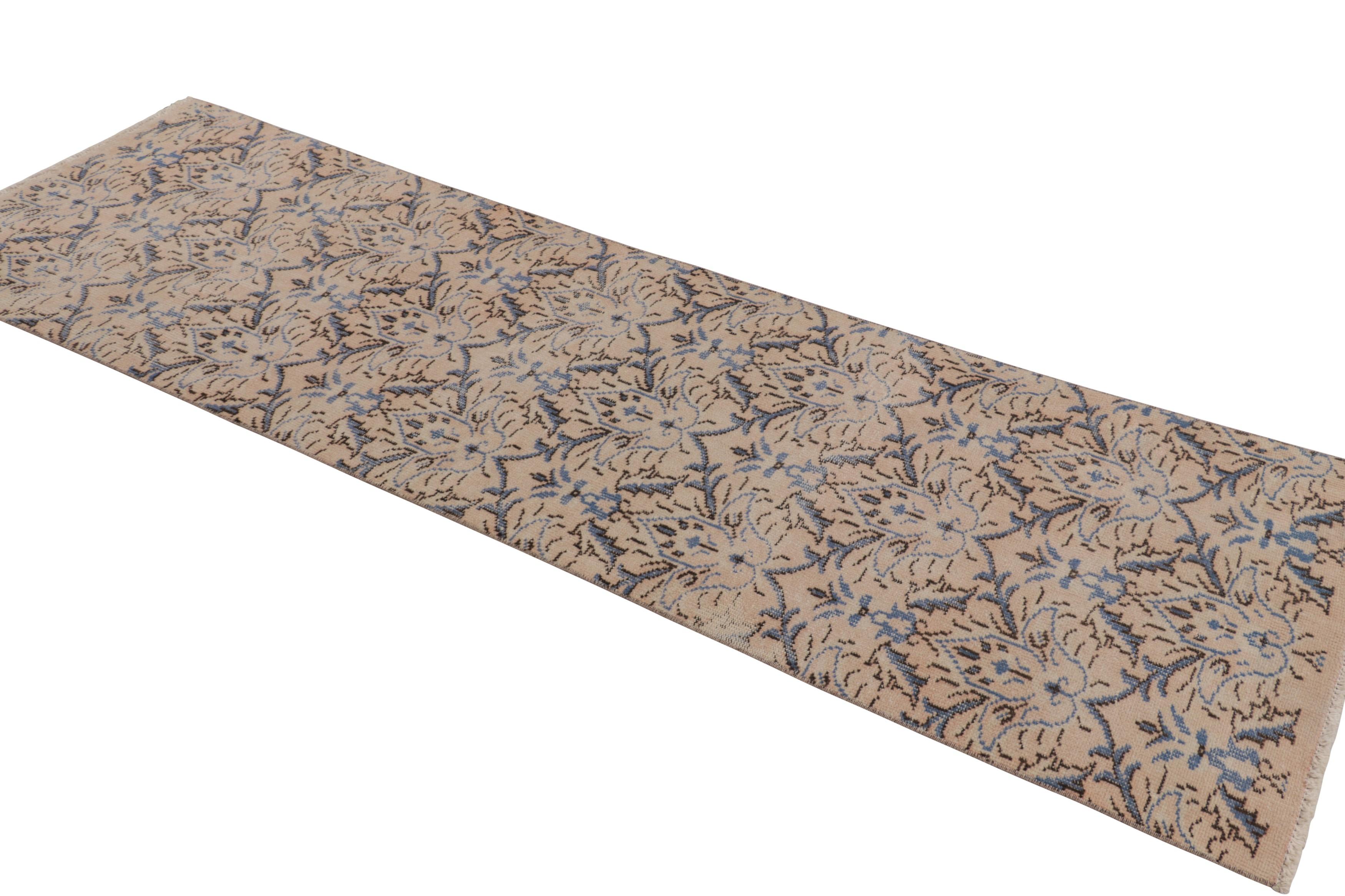 Türkischer Vintage-Läufer in Beige mit blauen Blumenmedaillons - Rug & Kilim (Mitte des 20. Jahrhunderts) im Angebot