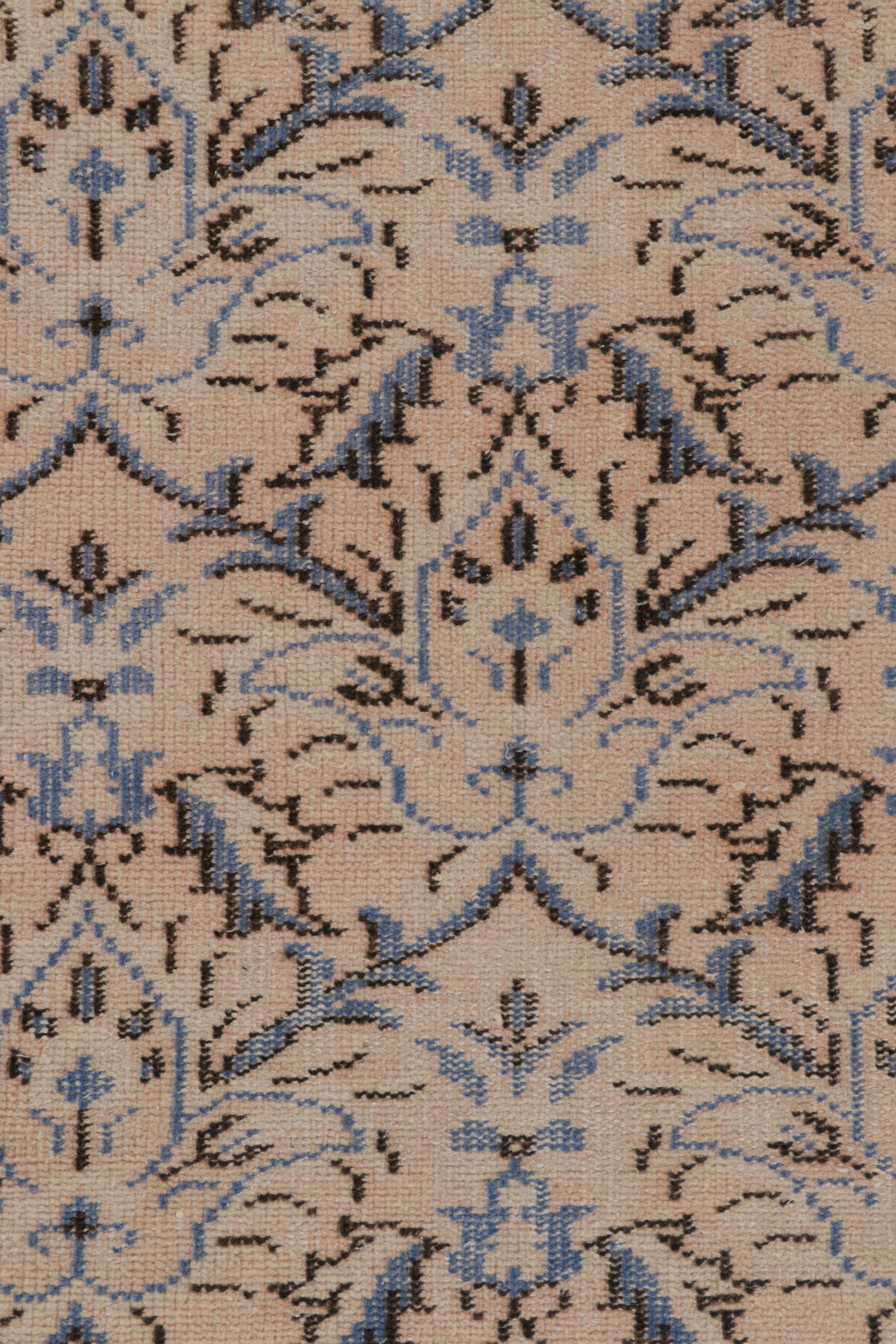 Türkischer Vintage-Läufer in Beige mit blauen Blumenmedaillons - Rug & Kilim (Wolle) im Angebot