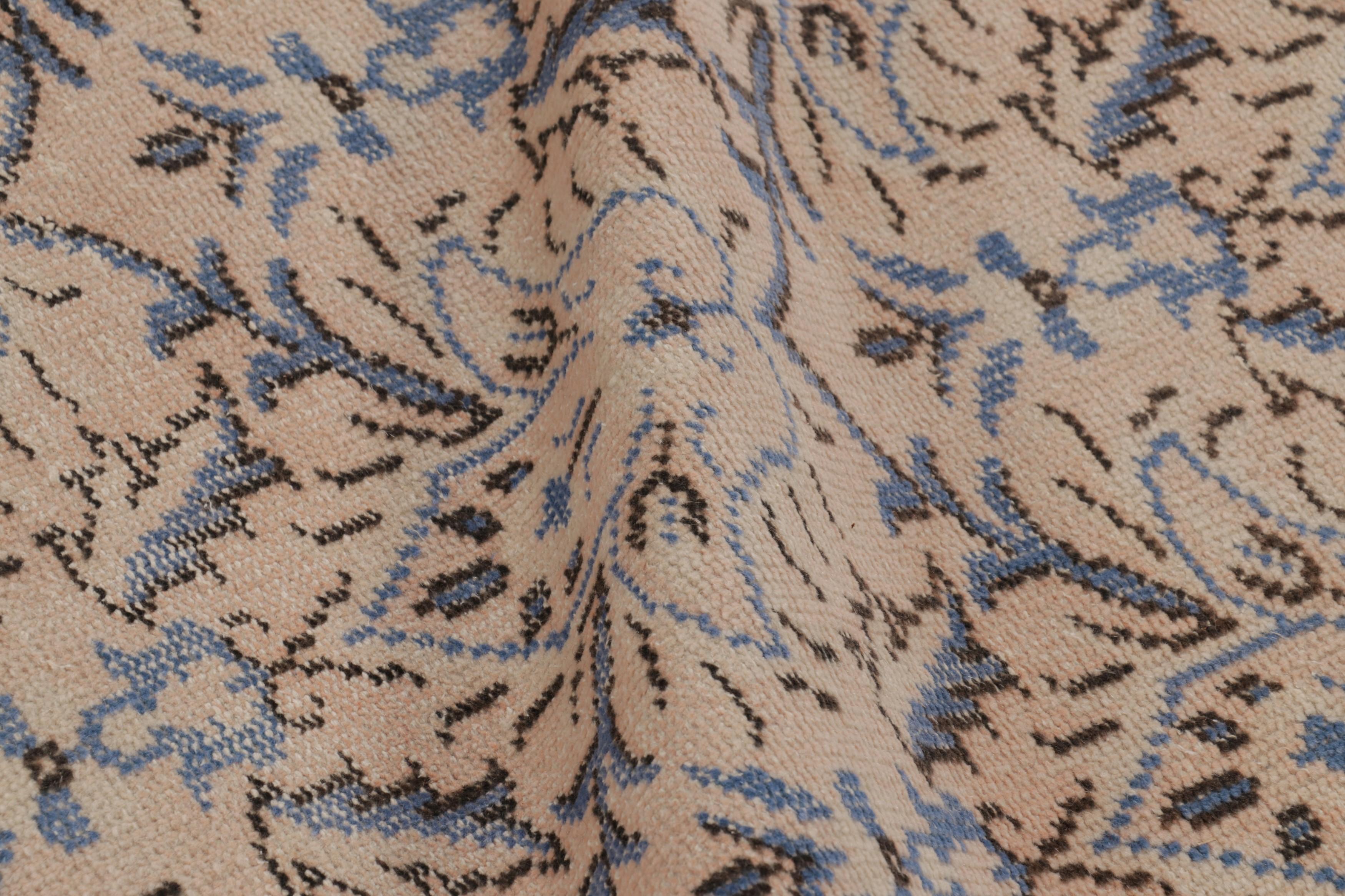 Türkischer Vintage-Läufer in Beige mit blauen Blumenmedaillons - Rug & Kilim im Angebot 1