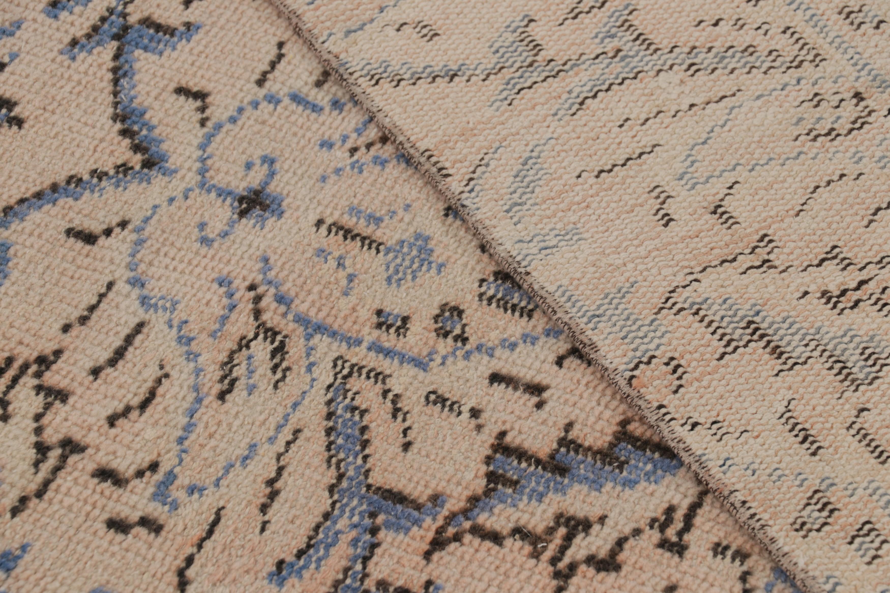 Türkischer Vintage-Läufer in Beige mit blauen Blumenmedaillons - Rug & Kilim im Angebot 2