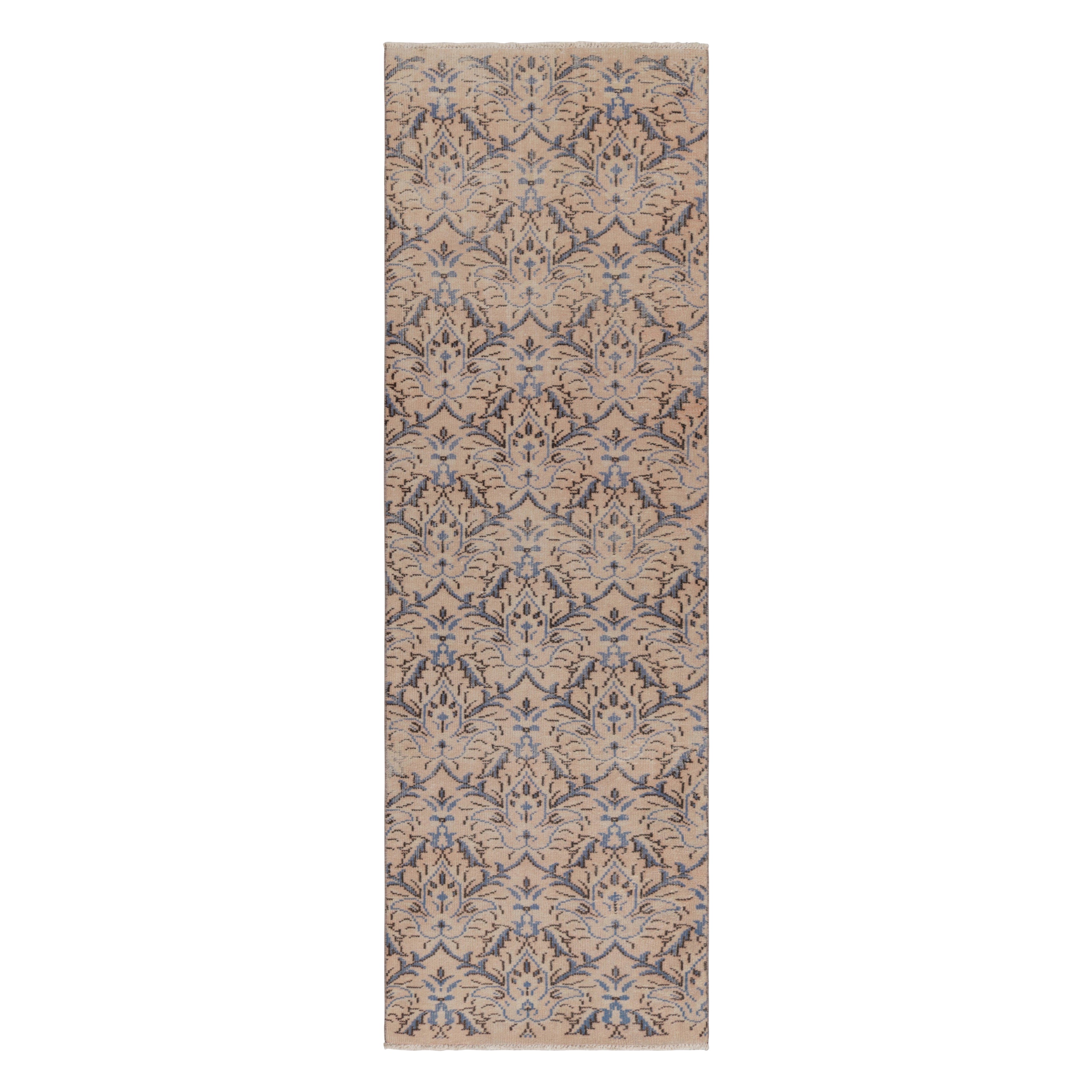 Türkischer Vintage-Läufer in Beige mit blauen Blumenmedaillons - Rug & Kilim im Angebot