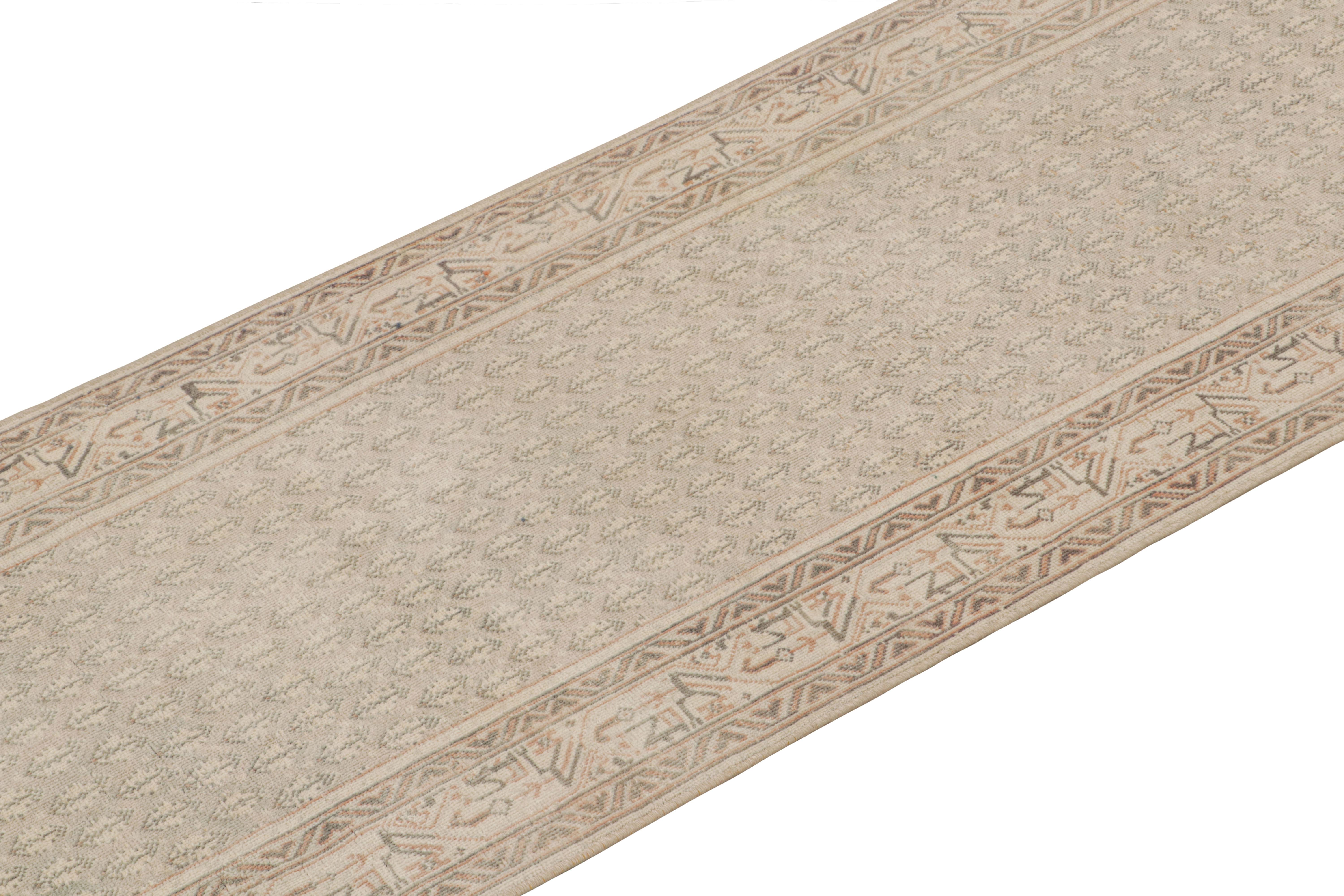 Türkischer Vintage-Läufer in Beige, mit geometrischen Mustern, von Rug & Kilim im Zustand „Gut“ im Angebot in Long Island City, NY