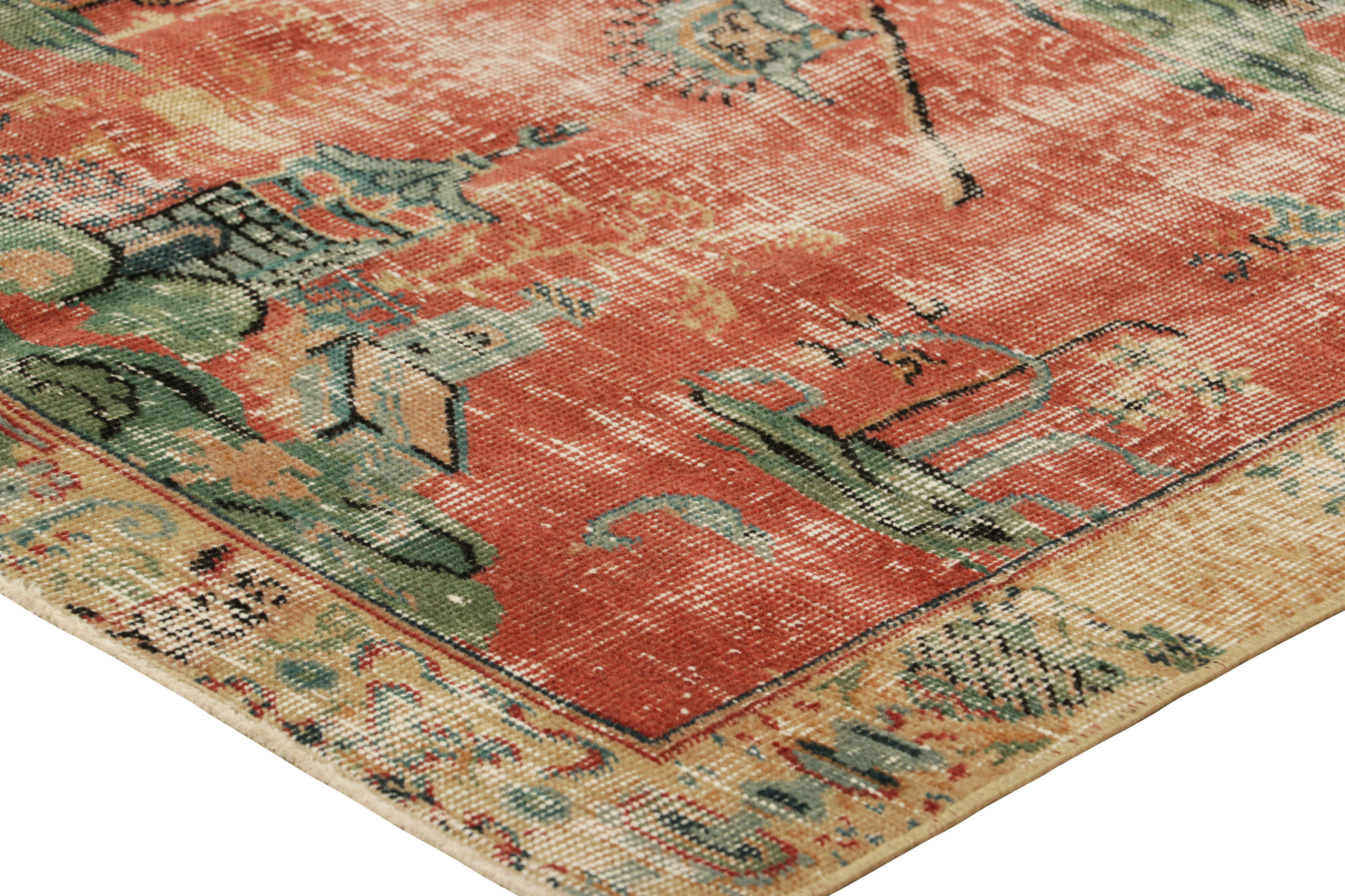 Türkischer Vintage-Läufer in leuchtendem Rot mit großen Bildern  Rug & Kilim (Wolle) im Angebot