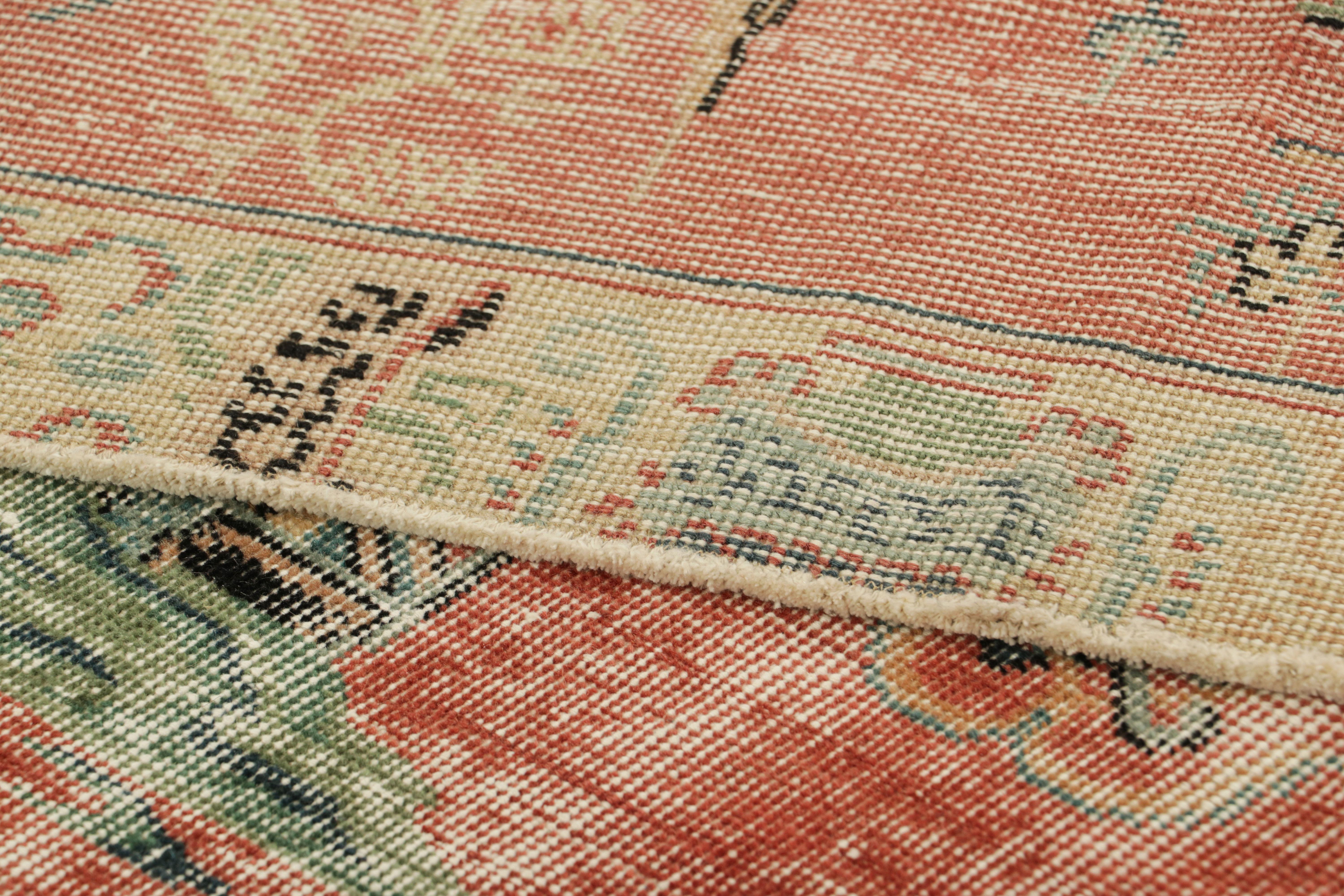 Türkischer Vintage-Läufer in leuchtendem Rot mit großen Bildern  Rug & Kilim im Angebot 1