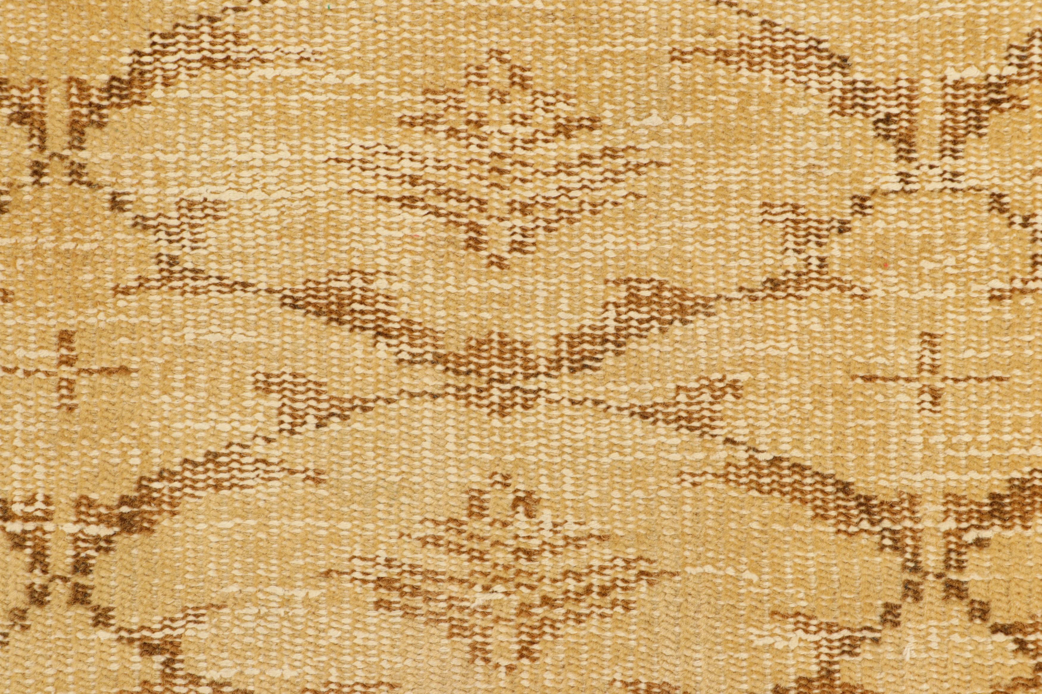 Türkischer Vintage-Läufer in Gold mit geometrischen Mustern - Rug & Kilim (Handgeknüpft) im Angebot