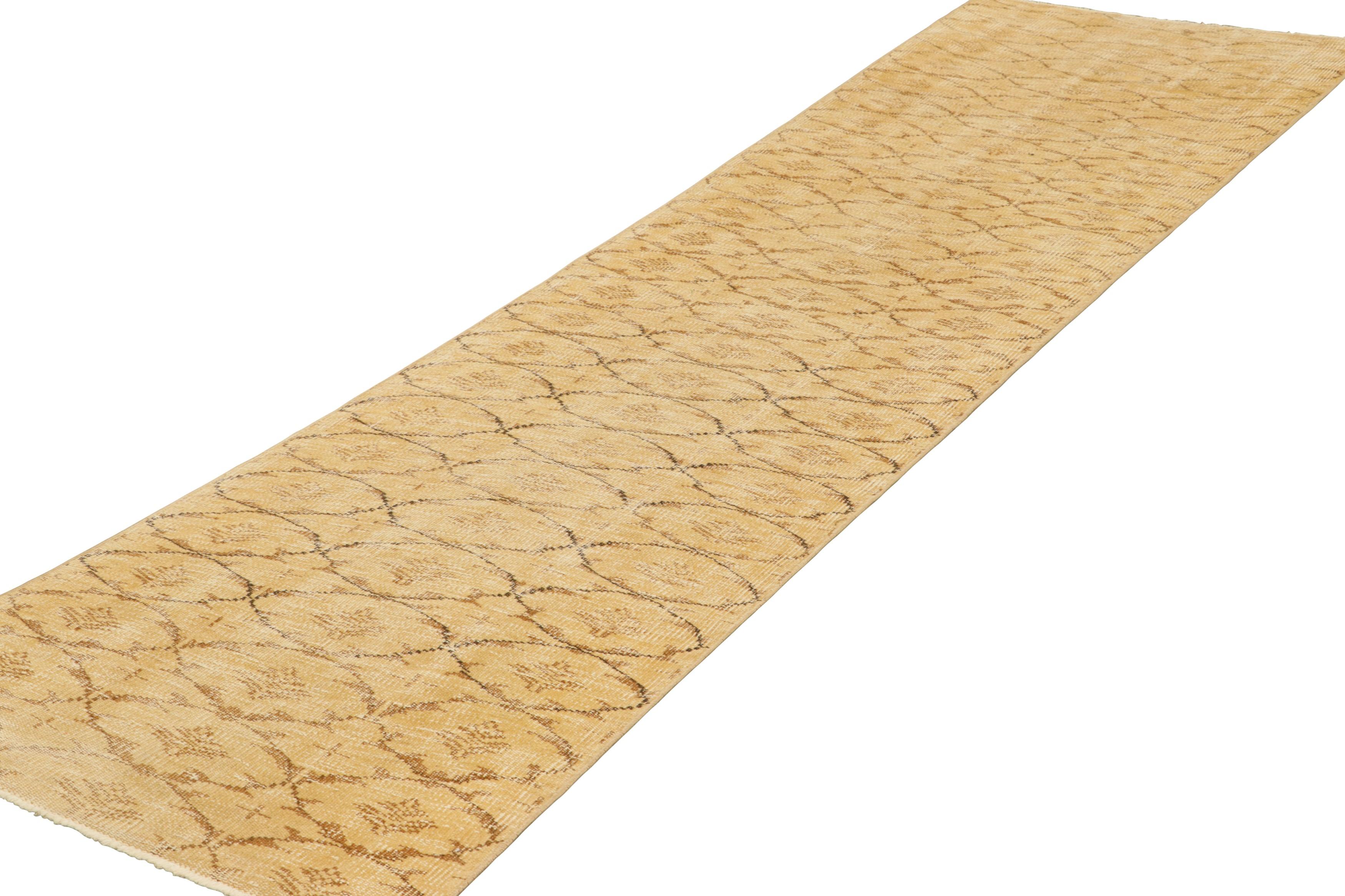 Türkischer Vintage-Läufer in Gold mit geometrischen Mustern - Rug & Kilim im Zustand „Gut“ im Angebot in Long Island City, NY