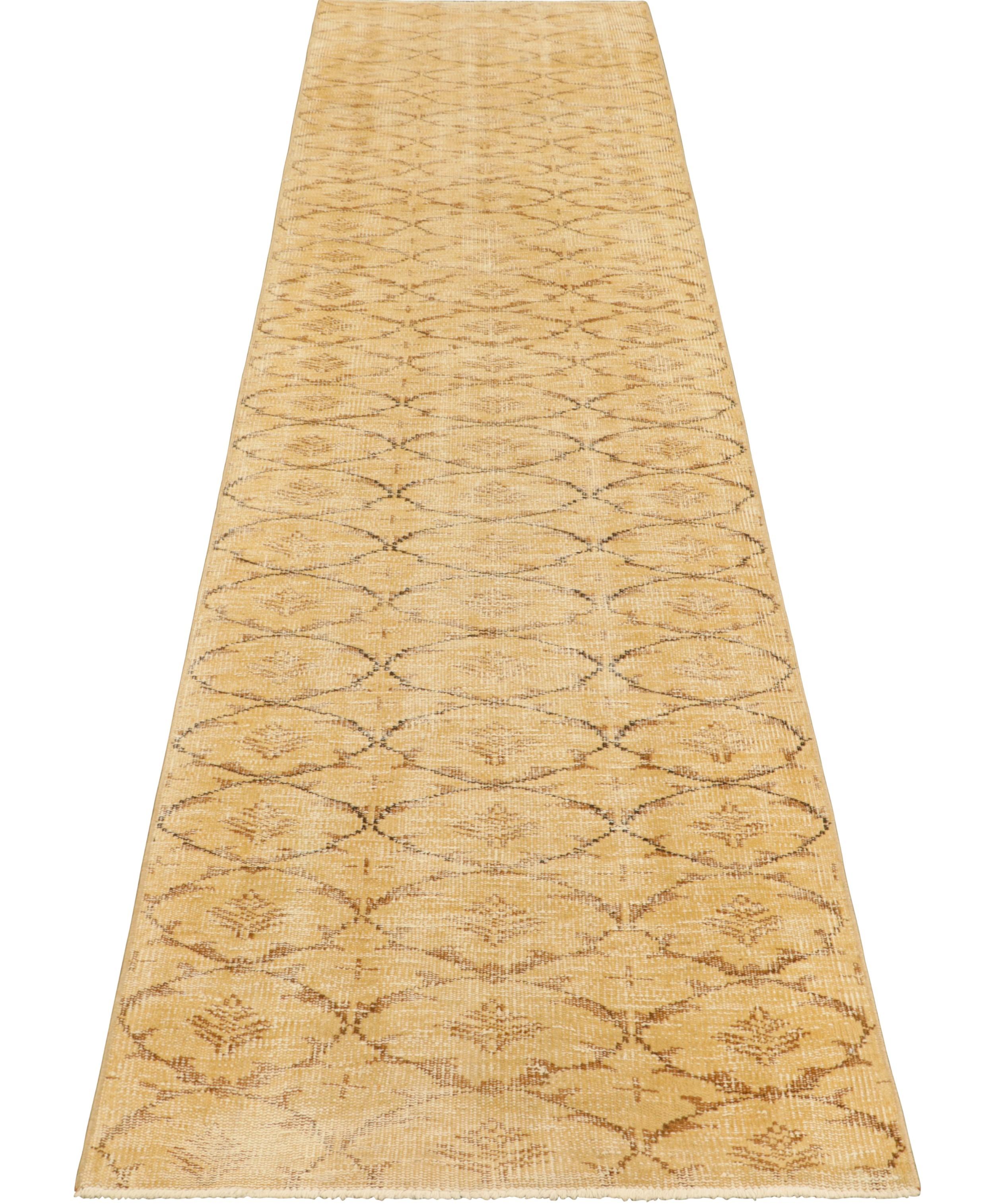 Türkischer Vintage-Läufer in Gold mit geometrischen Mustern - Rug & Kilim (Mitte des 20. Jahrhunderts) im Angebot