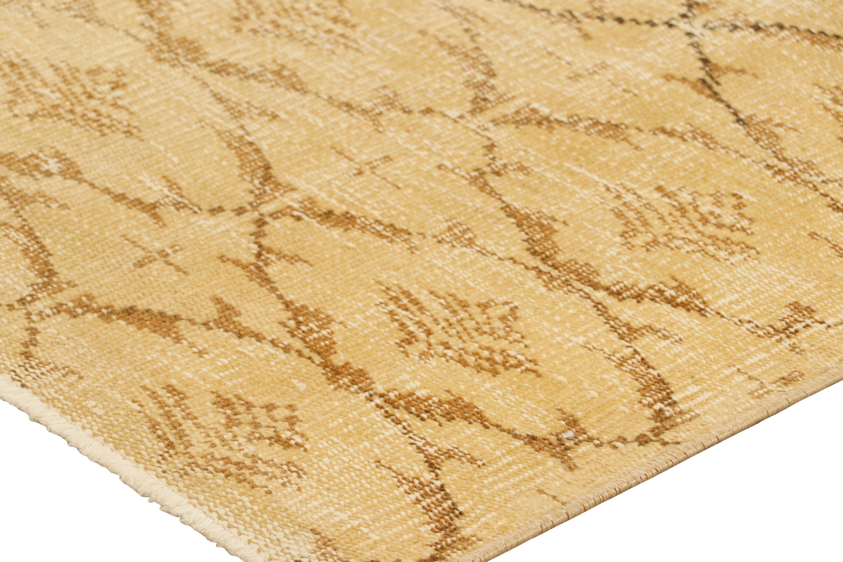 Türkischer Vintage-Läufer in Gold mit geometrischen Mustern - Rug & Kilim (Wolle) im Angebot