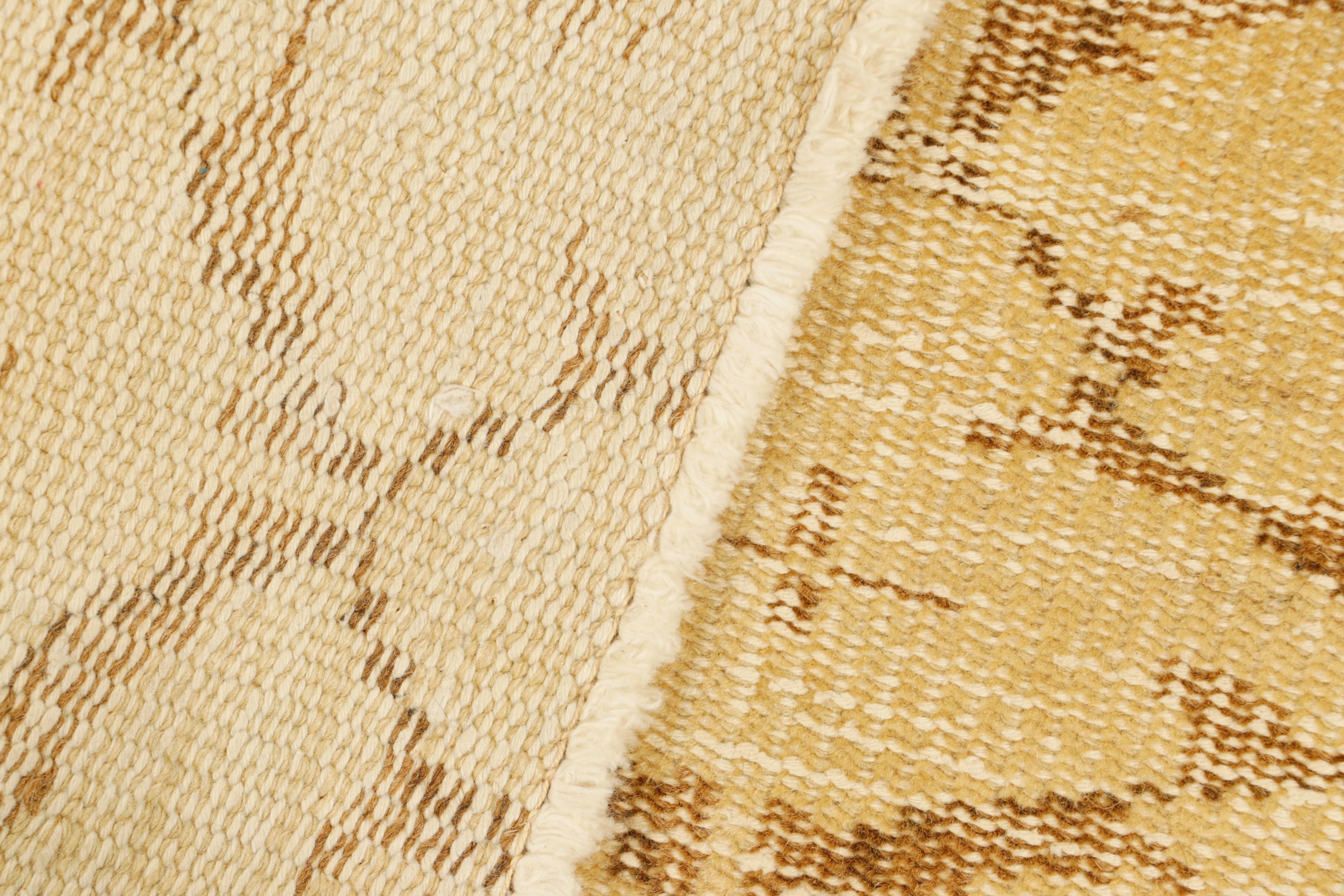 Türkischer Vintage-Läufer in Gold mit geometrischen Mustern - Rug & Kilim im Angebot 1