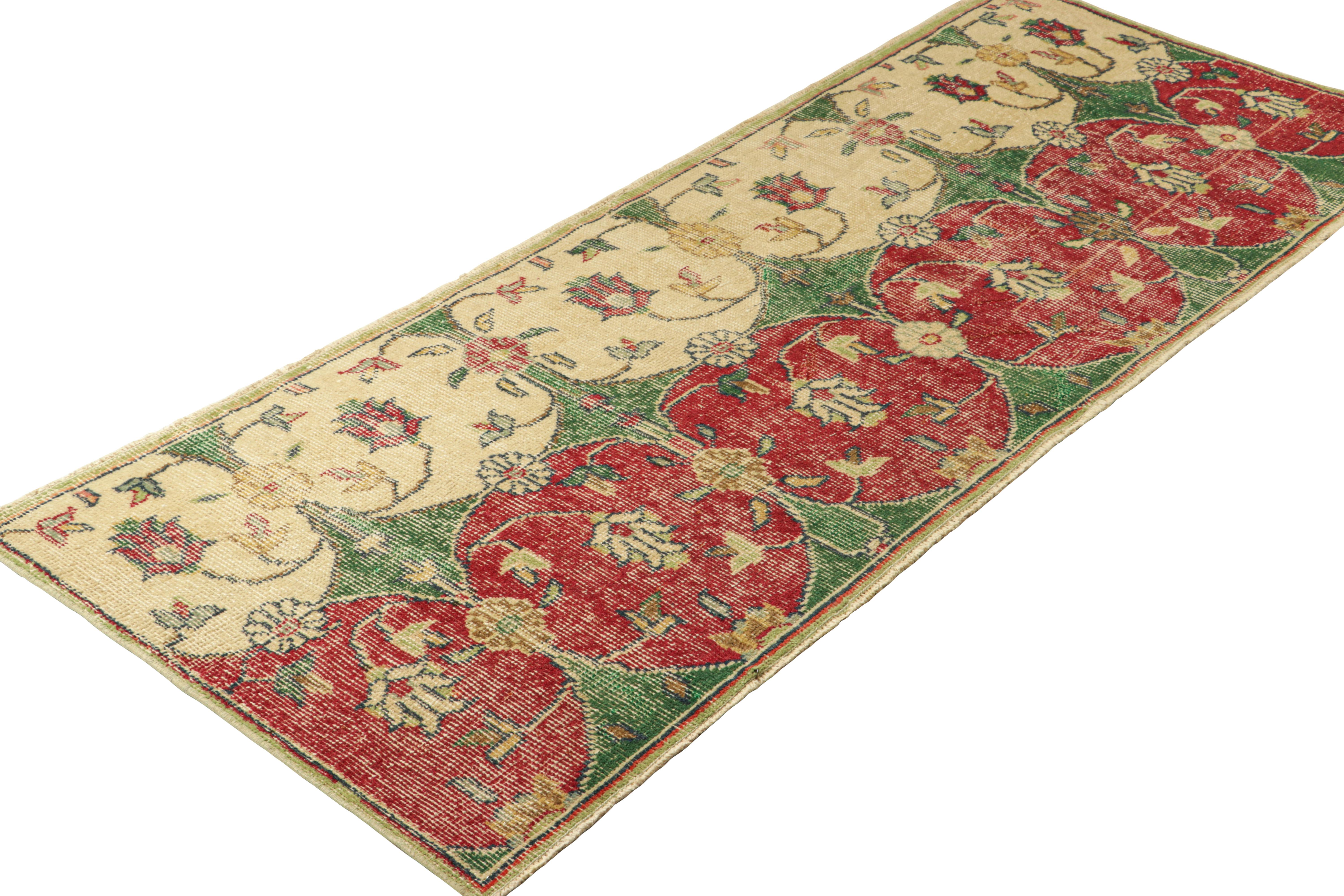 Türkischer Vintage-Läufer in Grün mit Blumenmuster, von Rug & Kilim im Zustand „Gut“ im Angebot in Long Island City, NY