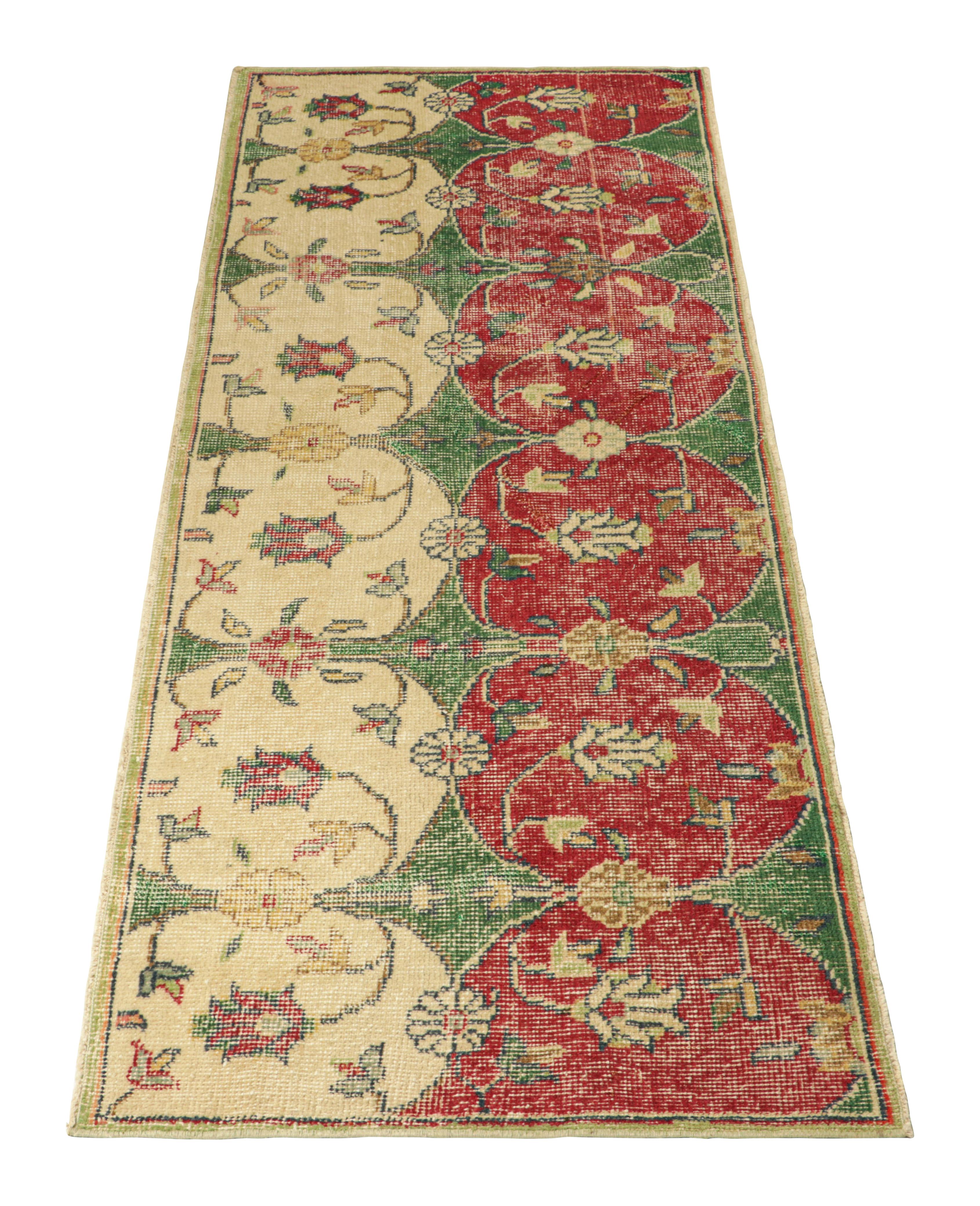 Türkischer Vintage-Läufer in Grün mit Blumenmuster, von Rug & Kilim (Mitte des 20. Jahrhunderts) im Angebot