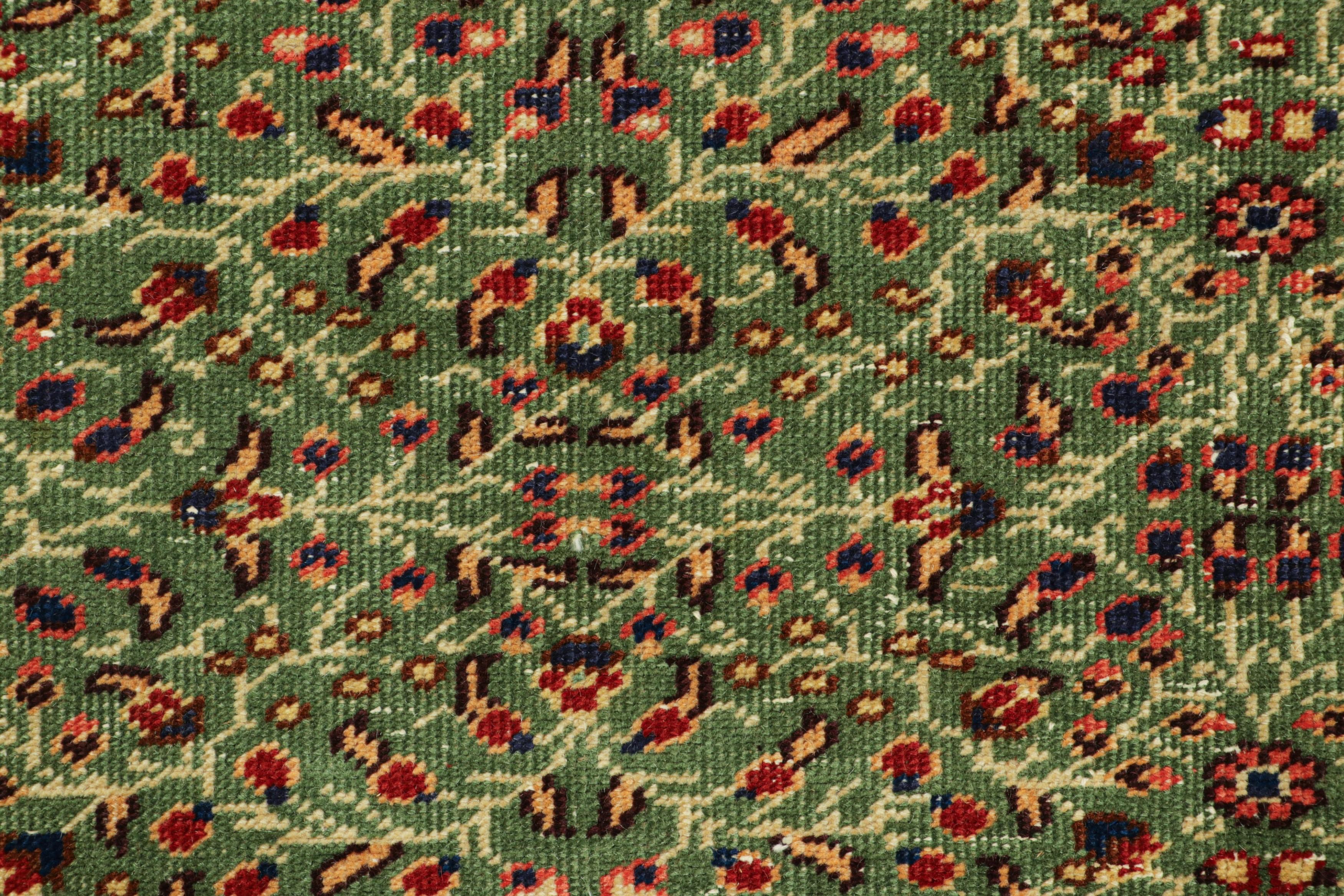 Alfombra turca vintage verde con motivos florales - Rug & Kilim Turco en venta
