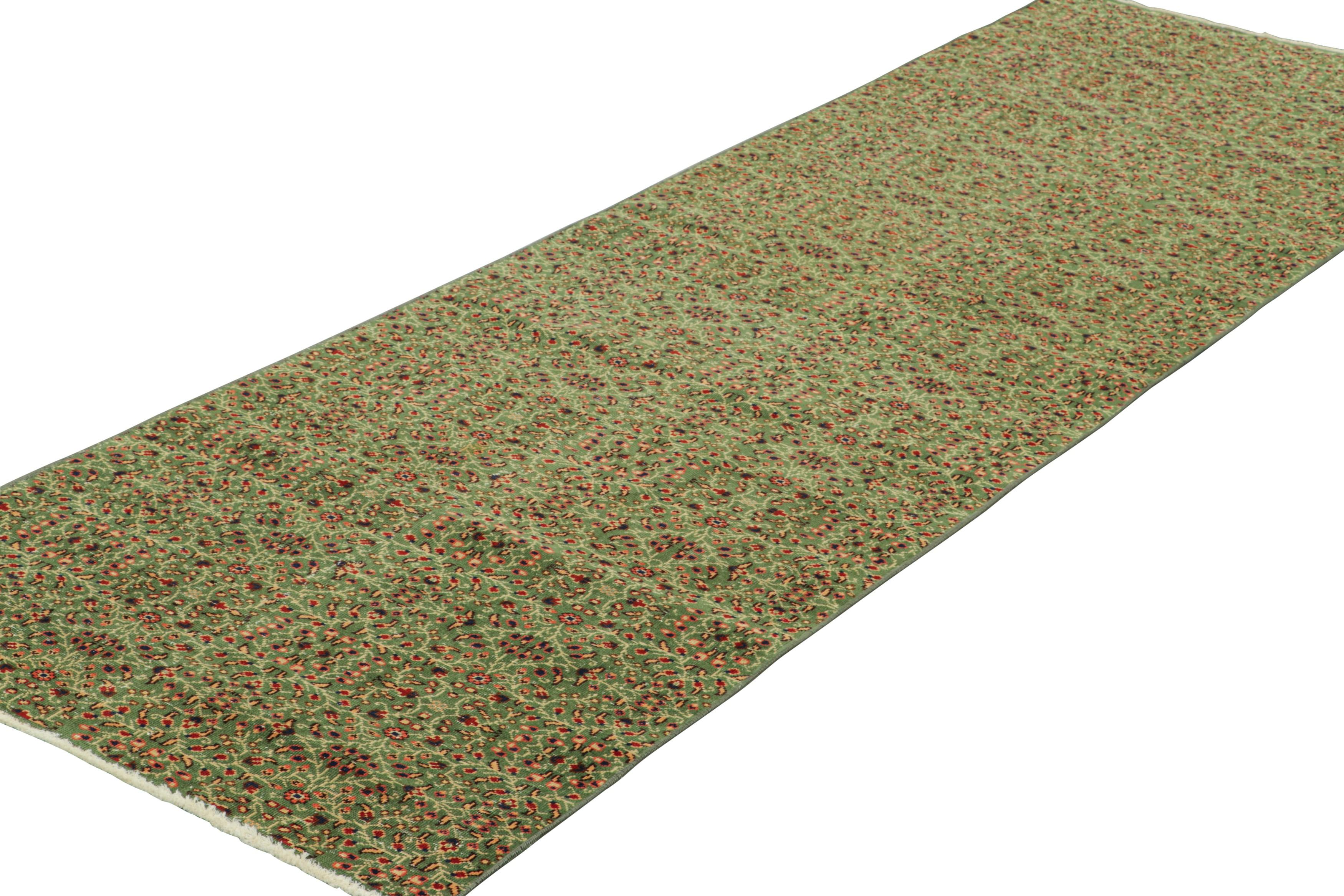 Alfombra turca vintage verde con motivos florales - Rug & Kilim Anudado a mano en venta