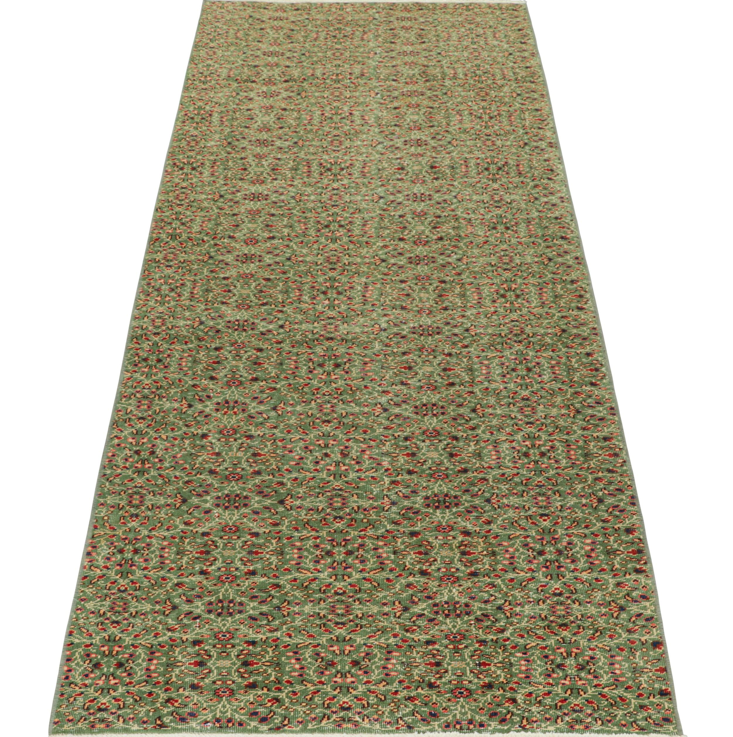 Alfombra turca vintage verde con motivos florales - Rug & Kilim en Bueno estado para la venta en Long Island City, NY