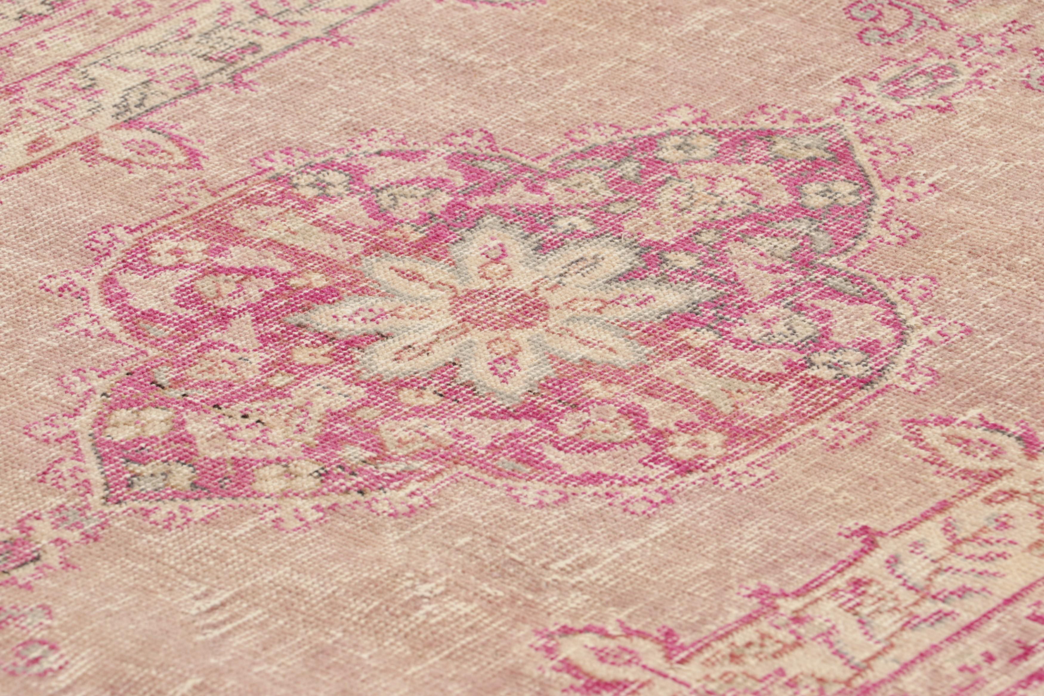 Dieser handgeknüpfte Wollteppich aus der Türkei (ca. 1950-60) mit den Maßen 3x13 ist eine seltene und aufregende neue Kuration aus der Kollektion von Rug & Kilim mit einzigartigen türkischen Stücken aus der Mitte des Jahrhunderts. 

Über das