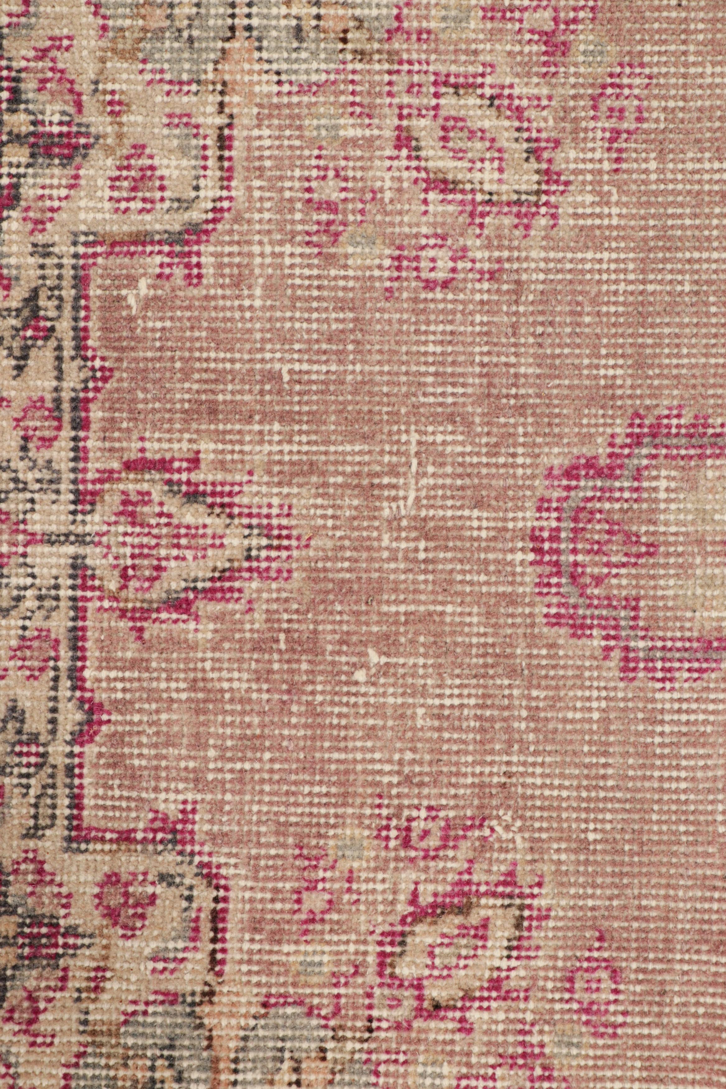 Türkischer Vintage-Läufer in Rosa mit floralen Medaillons - Rug & Kilim (Handgeknüpft) im Angebot