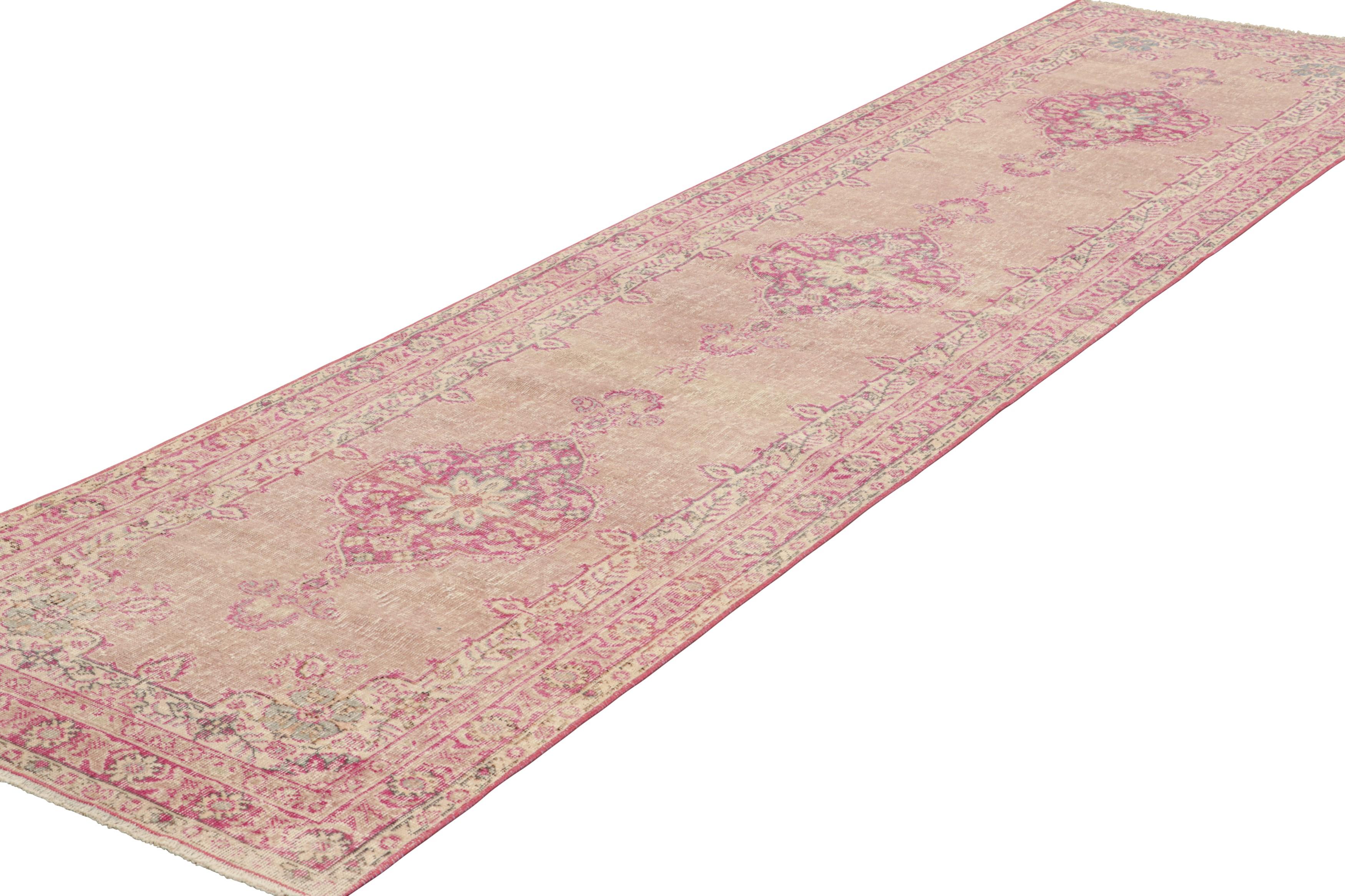 Türkischer Vintage-Läufer in Rosa mit floralen Medaillons - Rug & Kilim im Zustand „Gut“ im Angebot in Long Island City, NY
